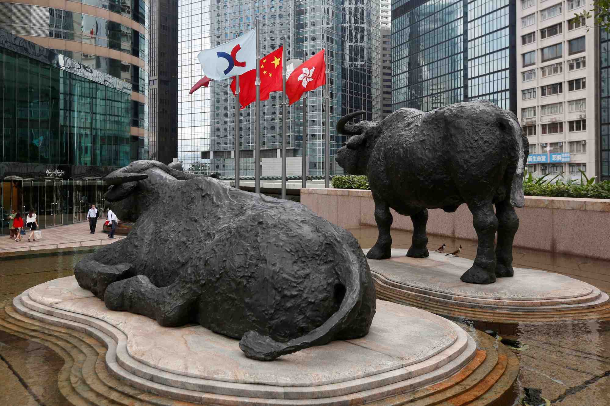 Le drapeau de la bourse de hong kong, de la chine, et de la region de hong kong sont hisses a l'exterieur de la bourse de hong kong