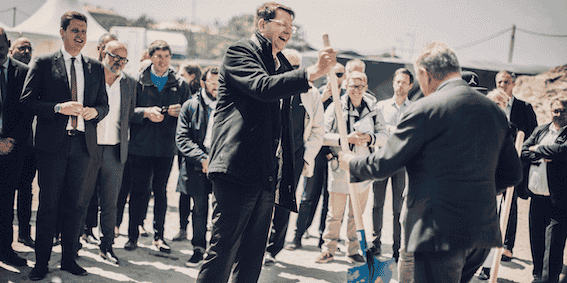 Lors de la pose de la première pierre d’Euraénergie le 31 mai dernier, Patrice Vergriete, l’ambassadeur de Norvège et le préfet ont symboliquement enterré une molécule de carbone. Une façon de montrer qu’innover sans polluer, c’est possible.