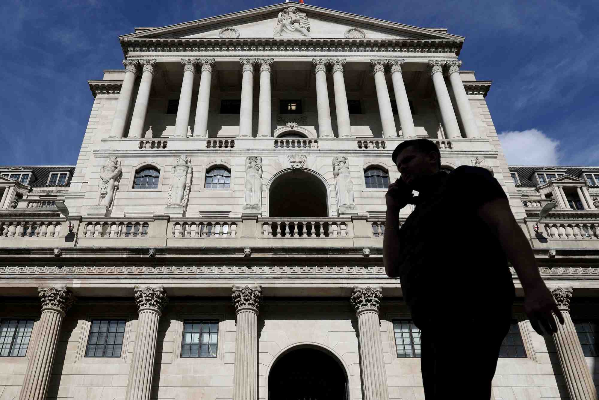 Photo d'archives: un pieton passe devant la banque d'angleterre