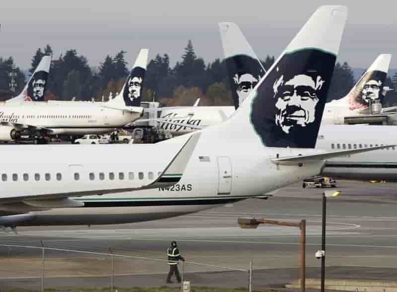 Un avion decolle de seattle avec un bagagiste dans la soute