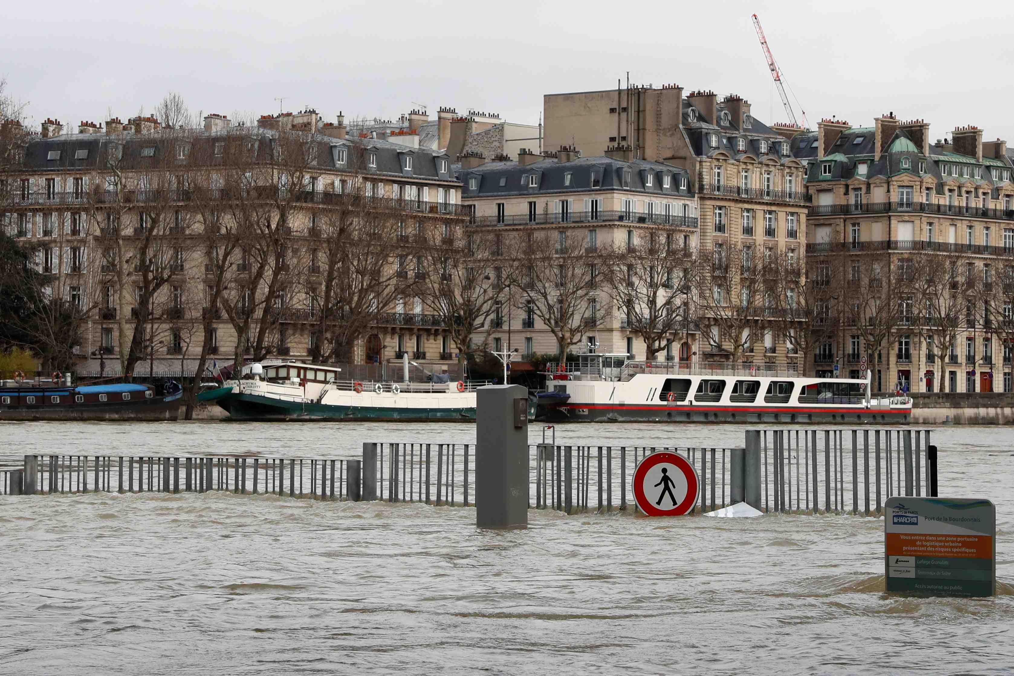 Pic de crue atteint a paris, sous les records historiques