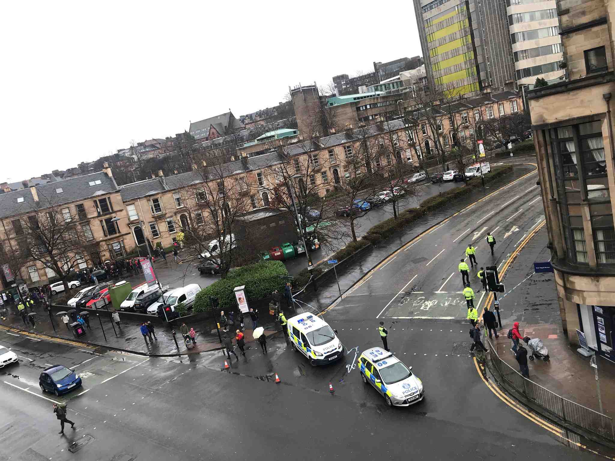 Un colis suspect detruit a glasgow, un autre signale dans l'essex