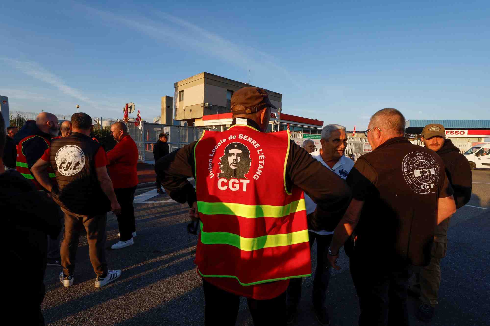 Manifestation du personnel de totalenergies et esso exxonmobil devant la raffinerie esso a fos-sur-mer