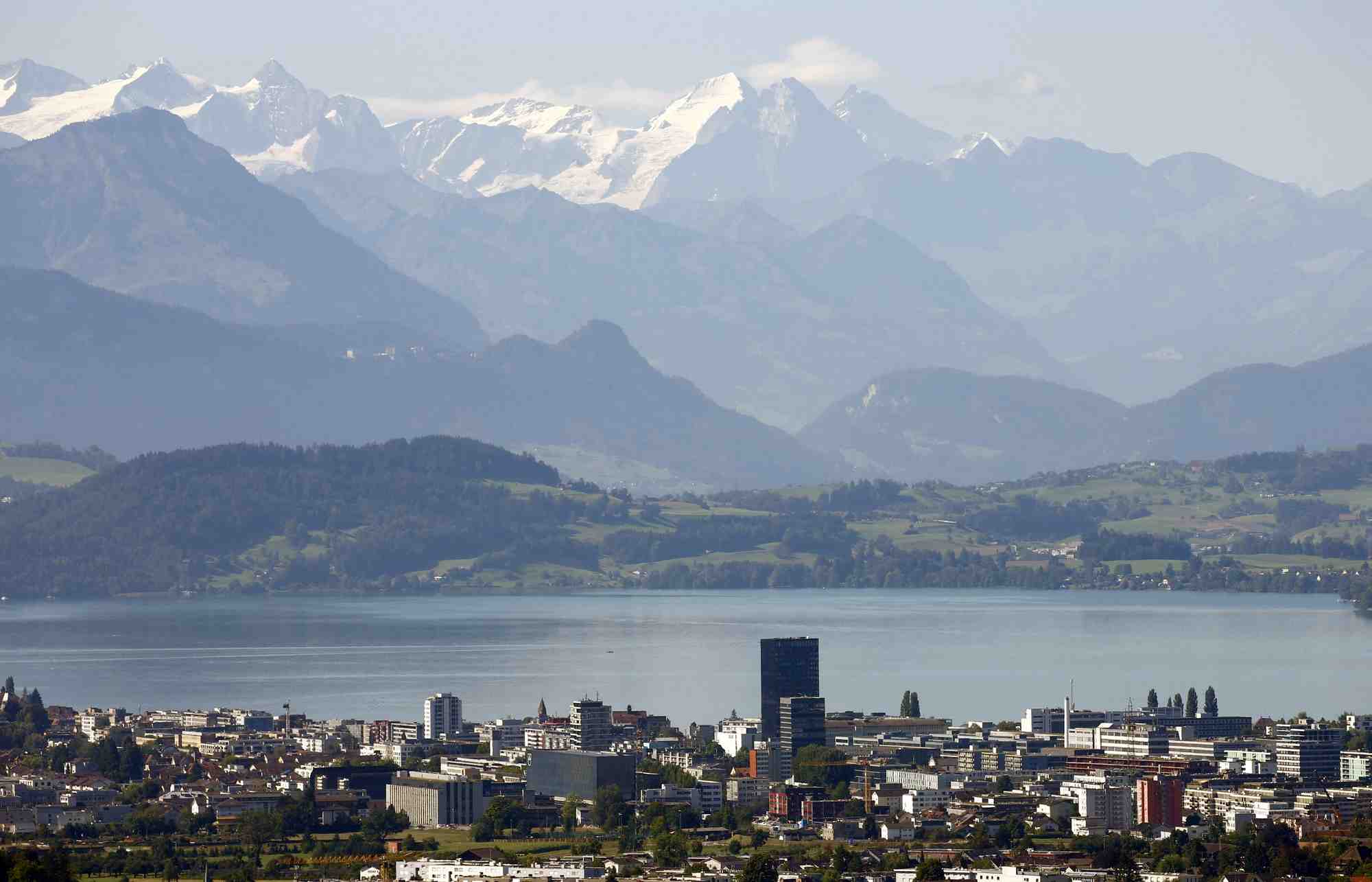 Vue du lac de zoug et de la ville suisse du meme nom