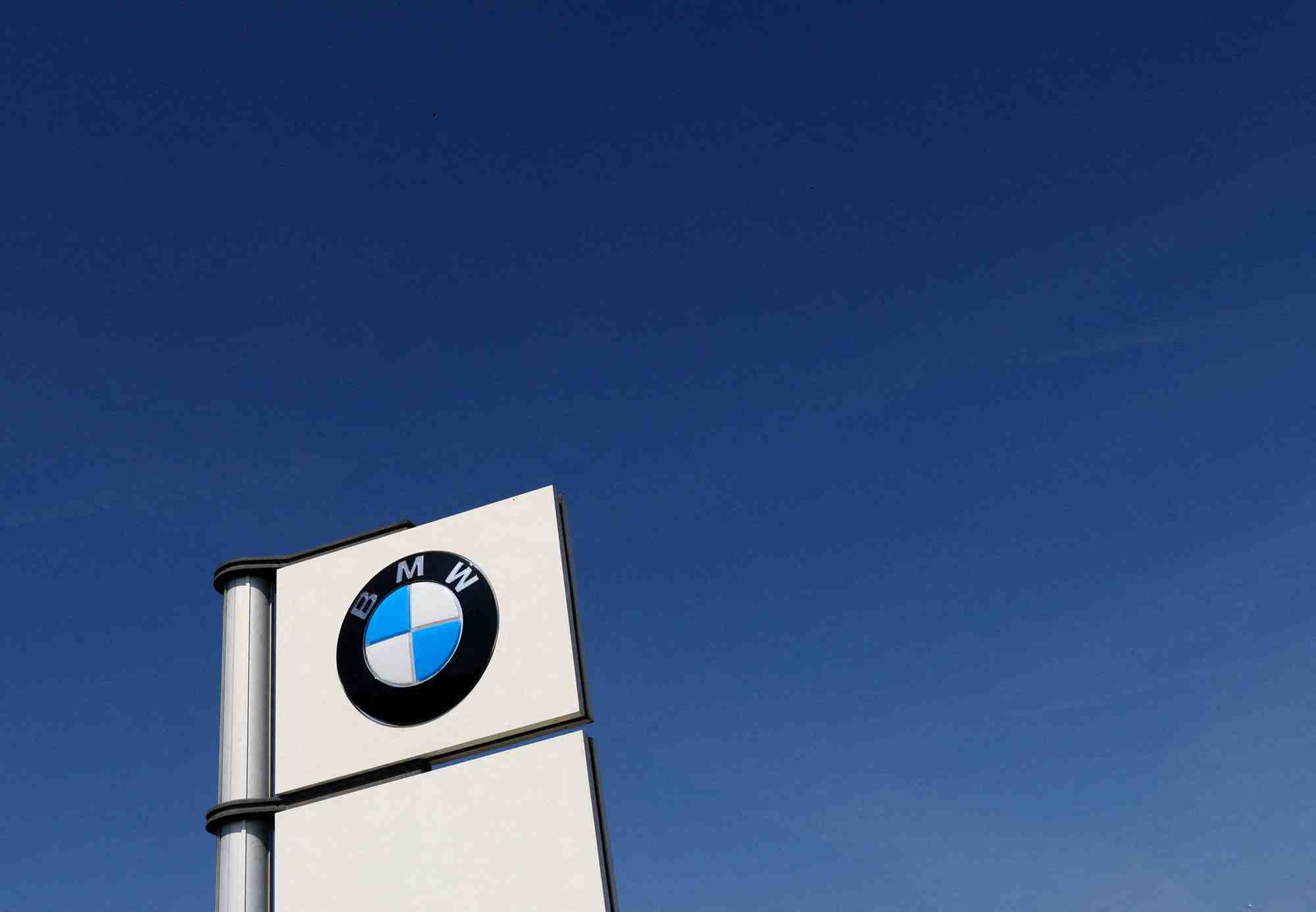 Photo d'archives: le logo du constructeur automobile allemand bmw est visible a bruxelles