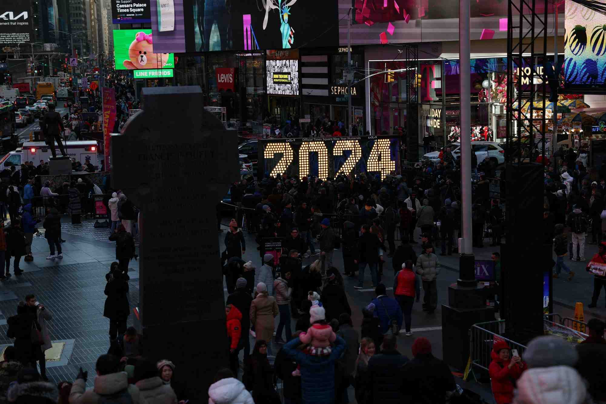 Les chiffres "2024" arrivent pour les celebrations du reveillon du nouvel an 2024 a times square, a new york.
