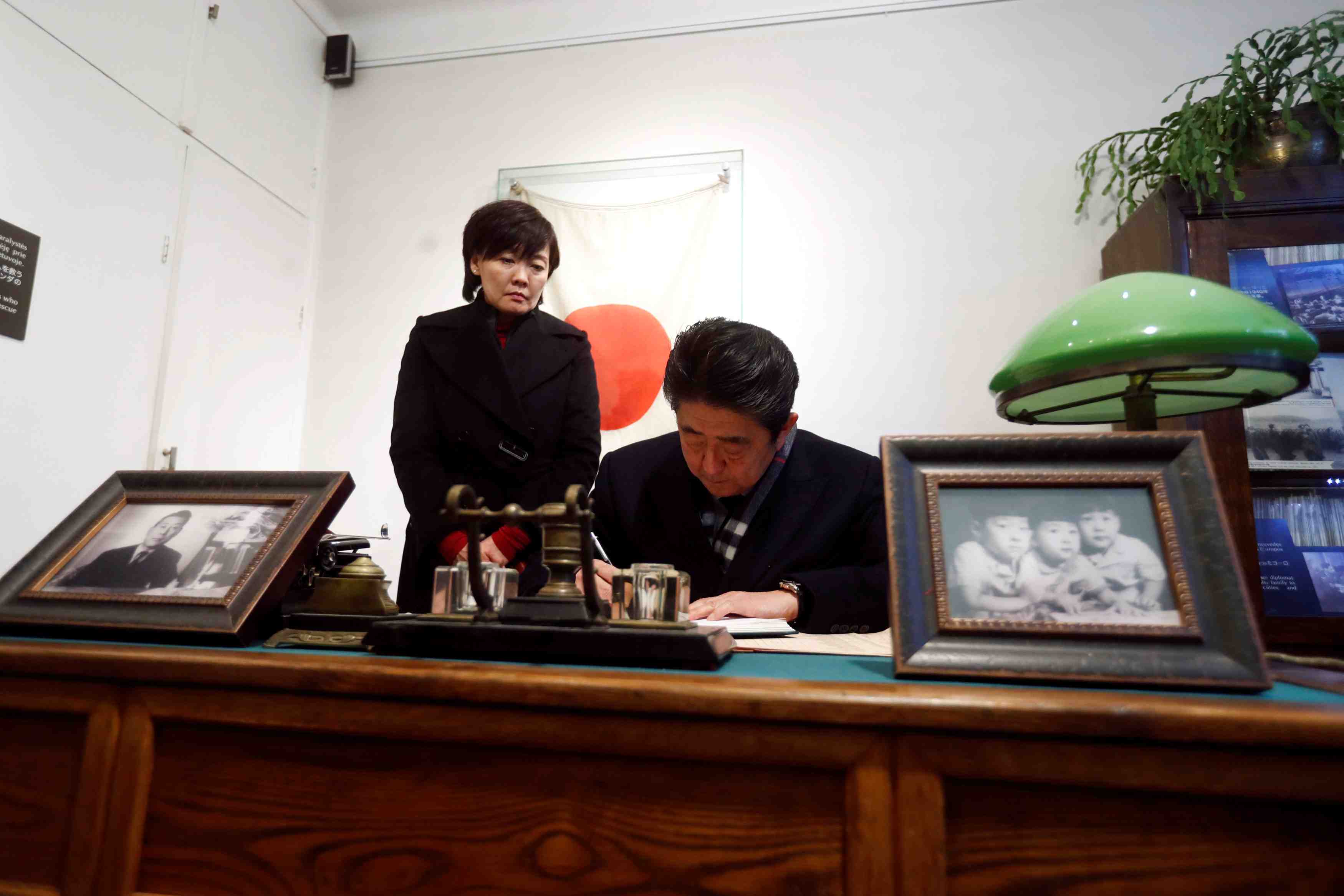 En lituanie, shinzo abe rend hommage au "schindler japonais"