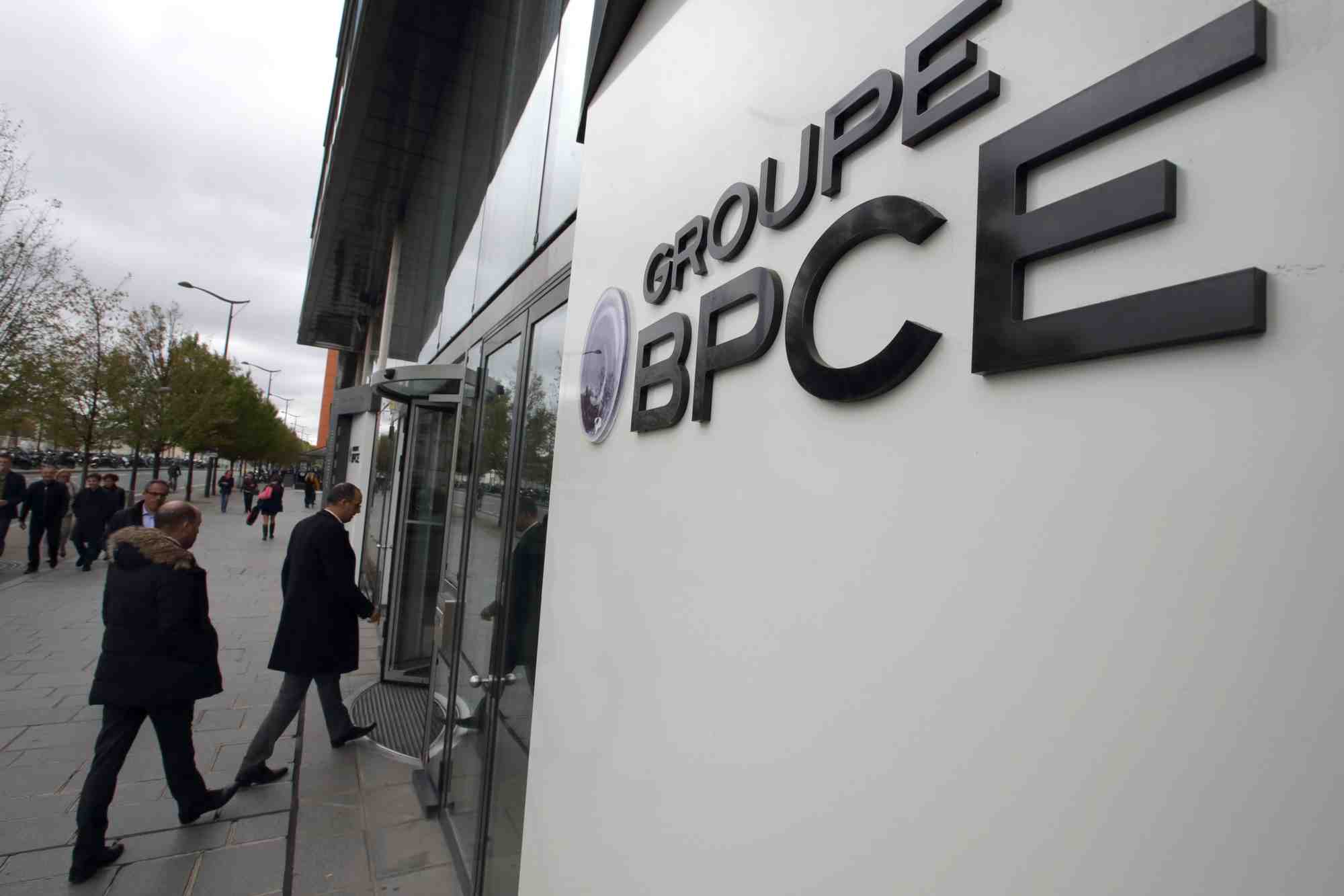 Logo a l'entree du siege social du groupe bpce