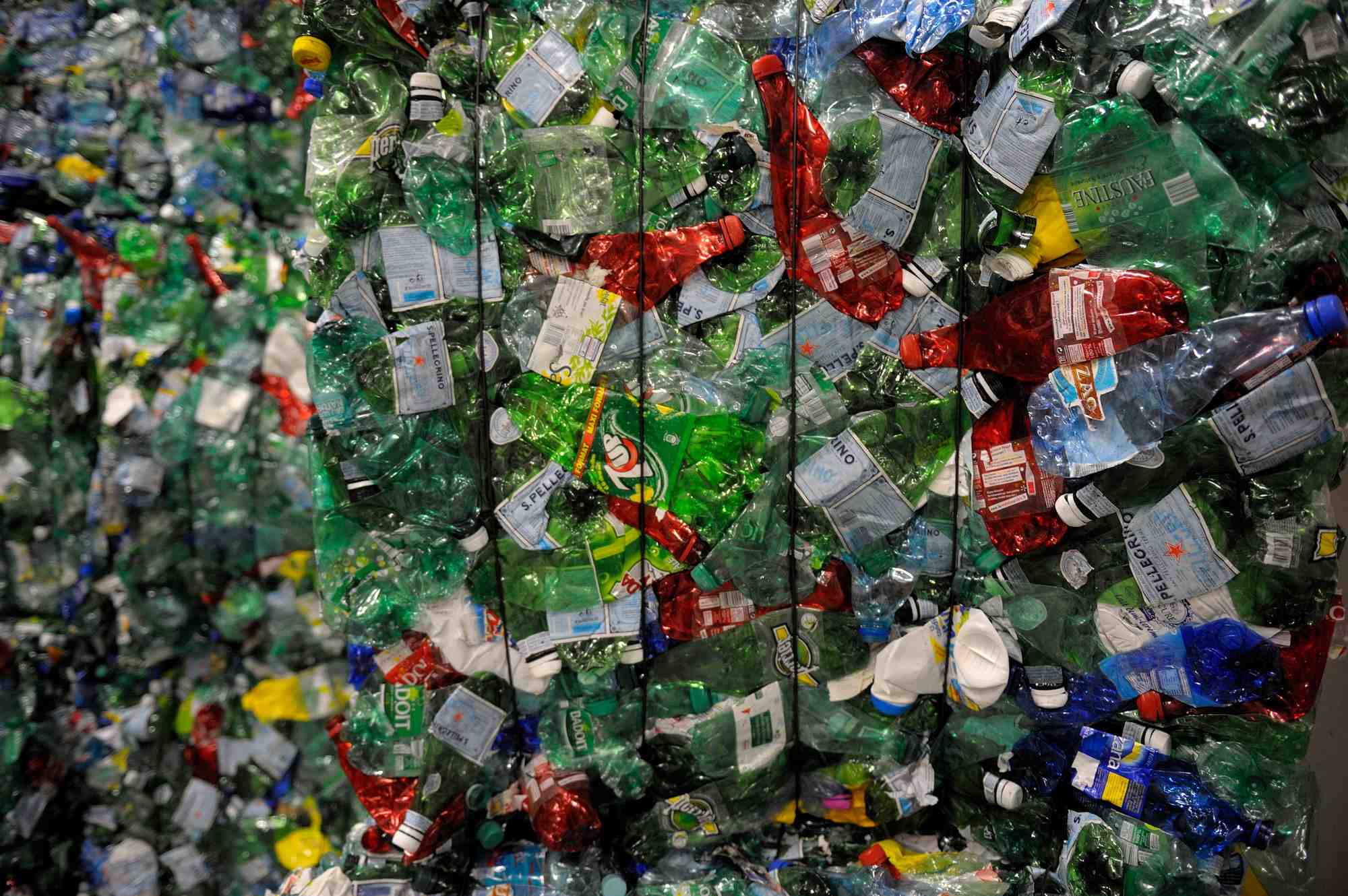 Photo des bouteilles en plastique ecrasees dans un centre de recyclage a paris