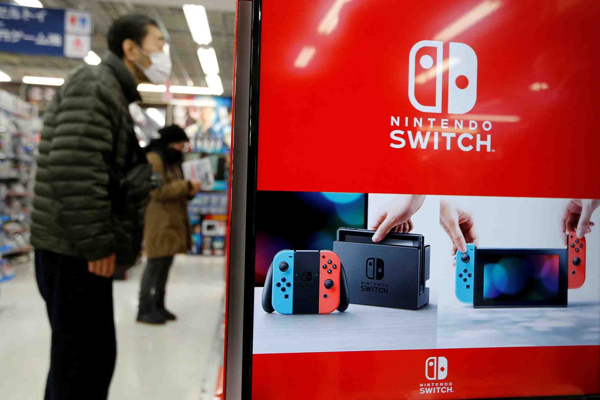 Photo d'archives: le logo de la console de jeu nintendo switch est visible dans un magasin d'electronique a tokyo