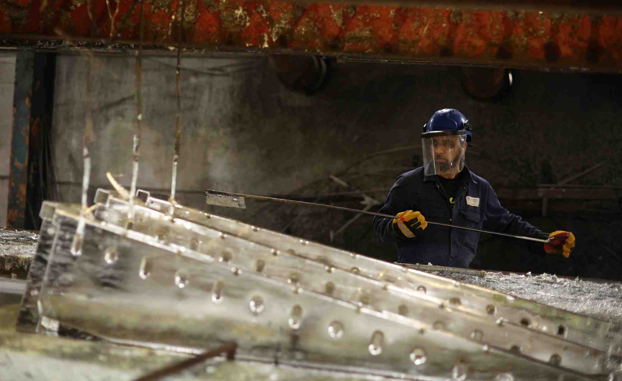 Un ouvrier dans l'usine de corbetts the galvanizers a telford