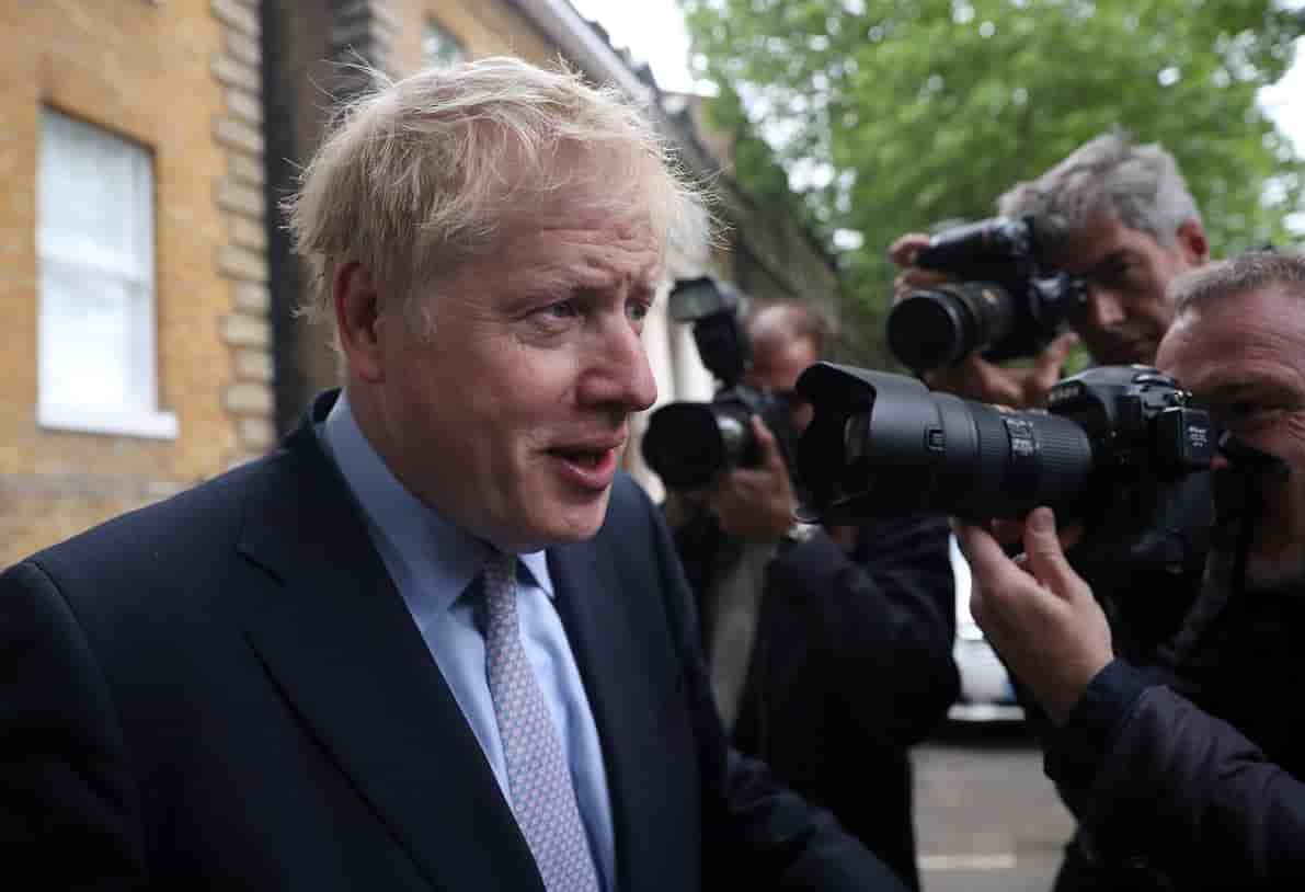 Boris Johnson face à un parterre de journalistes.