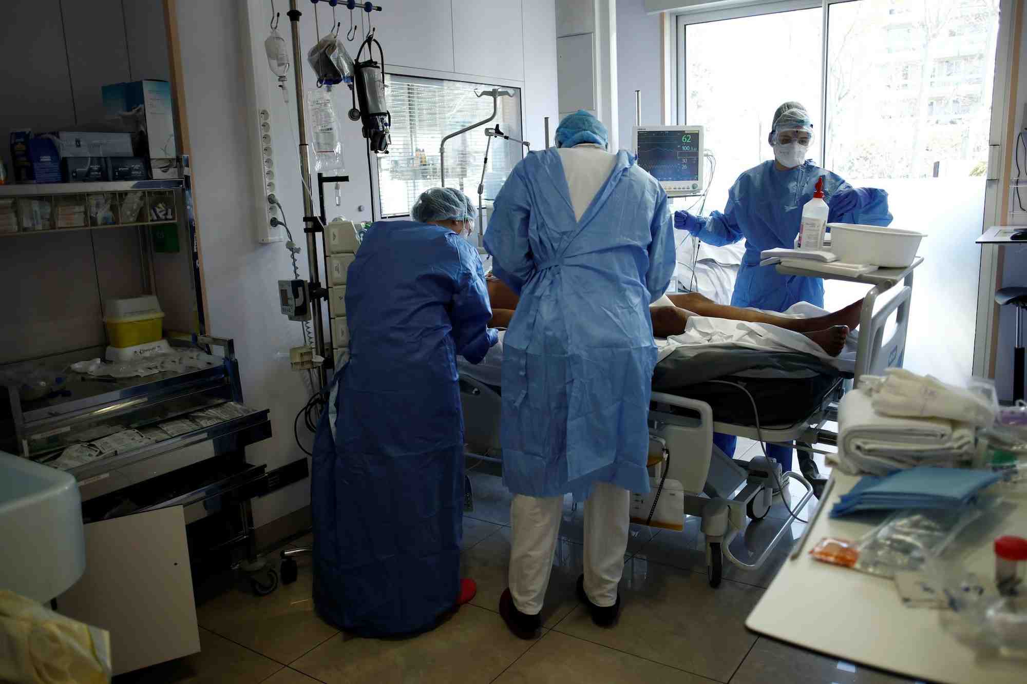 Dans les hôpitaux français, 6.838 personnes sont en réanimation, soit 502 personnes supplémentaires et un solde de 176 patients par rapport à la veille.