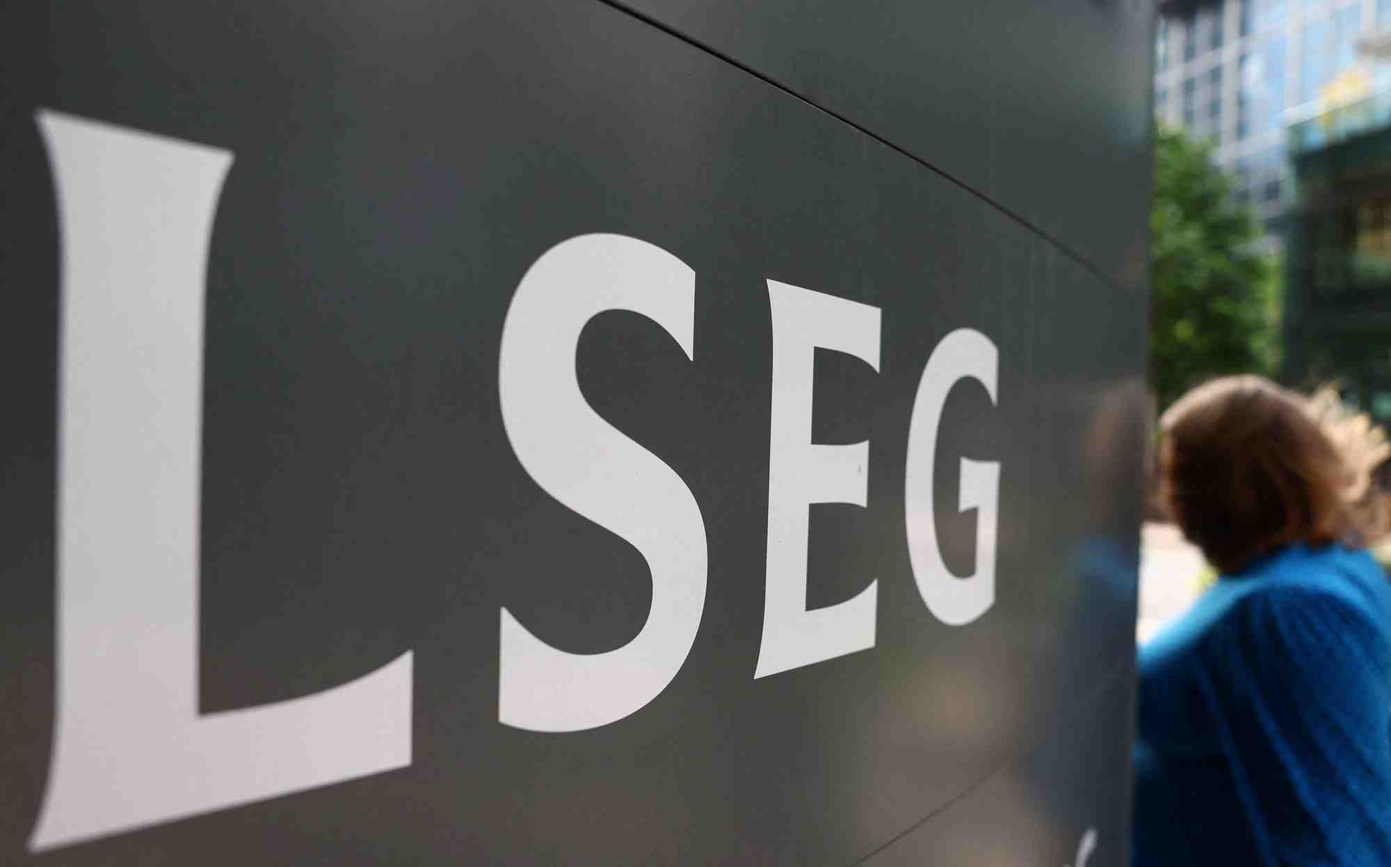 Le logo du groupe london stock exchange, l'operateur de la bourse de londres, a l'exterieur des bureaux de canary wharf a londres