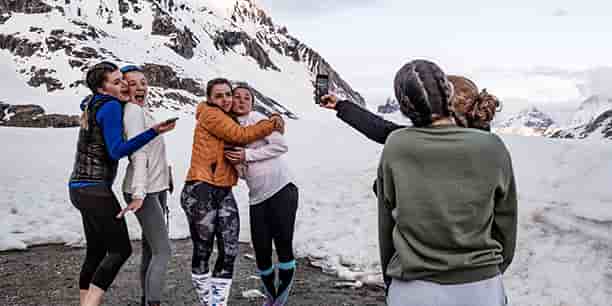 Deux minutes pour « capturer son BeReal ». Une photo de l’endroit où l’on se trouve, et une de soi.