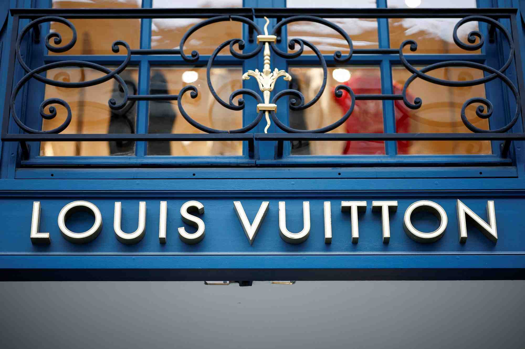 Exterieur d'une boutique de luxe louis vuitton de lvmh a paris