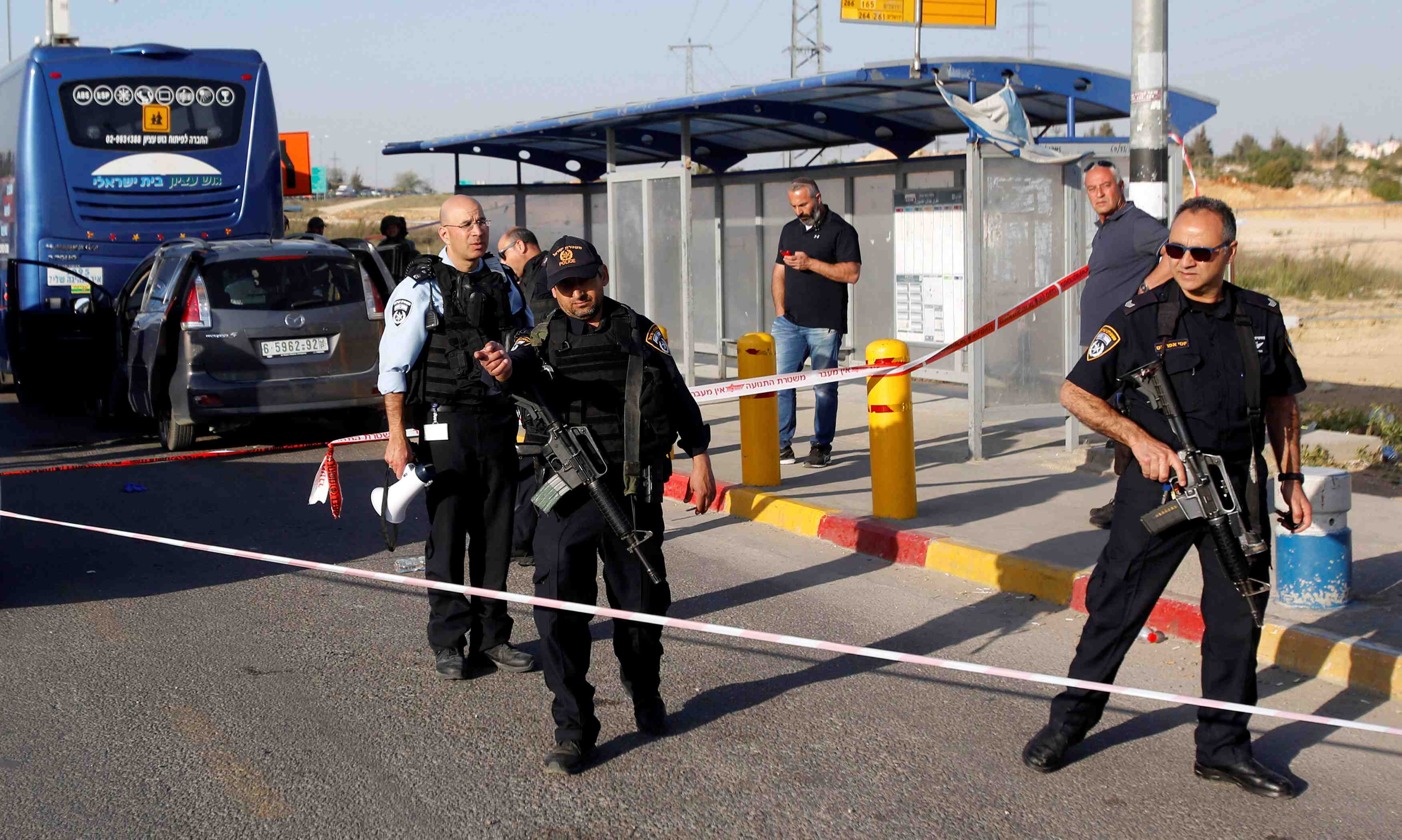 Un palestinien abattu apres avoir fonce dans un arret de bus