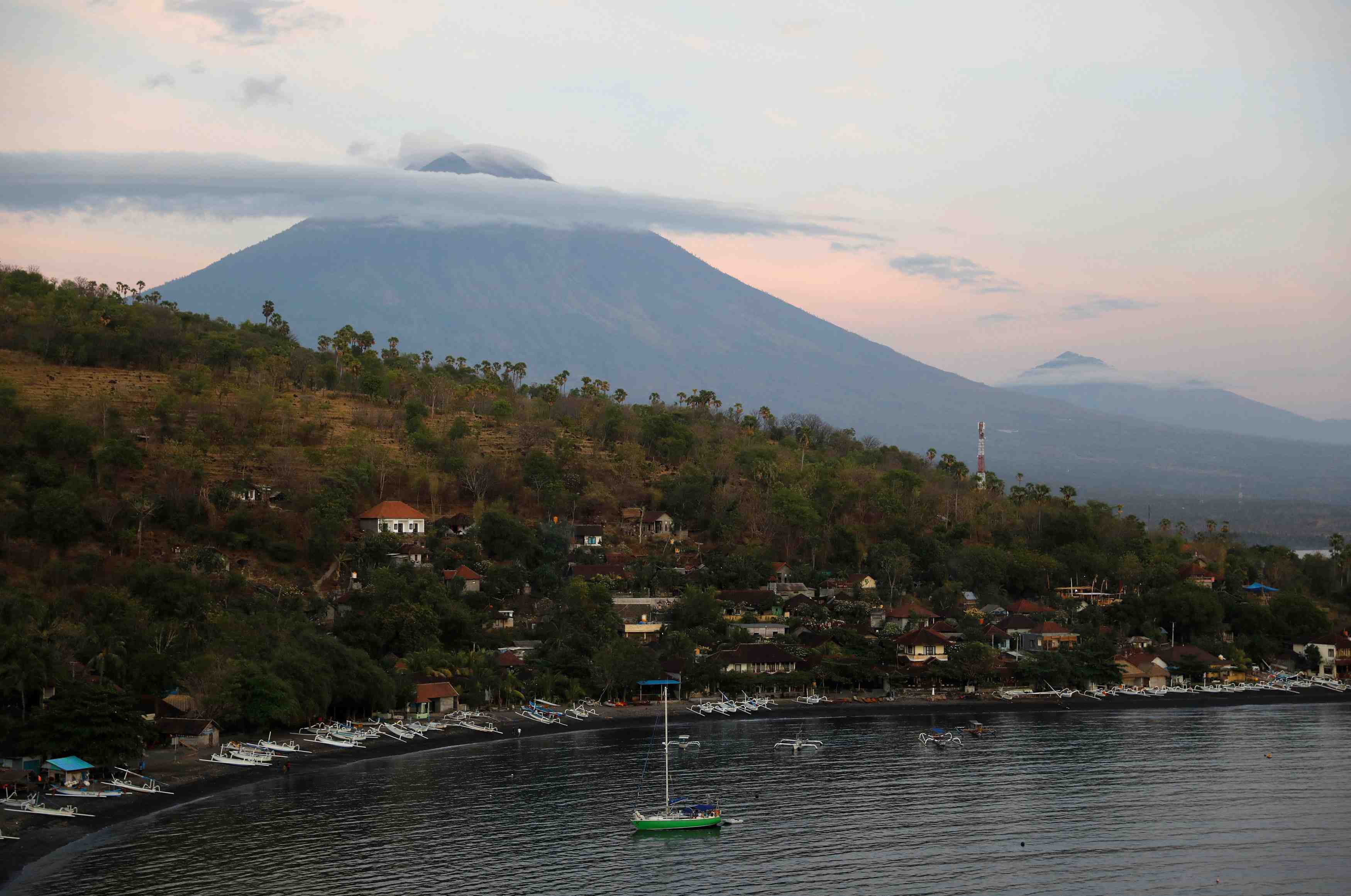 Risque d'eruption a bali, plus de 75.000 personnes evacuees