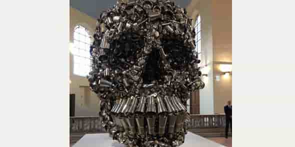 L’œuvre Very Hungry God, sculpture monumentale de l’artiste indien Subodh Gupta, conçue et installée dans chaque lieu d’exposition par c.H-D.