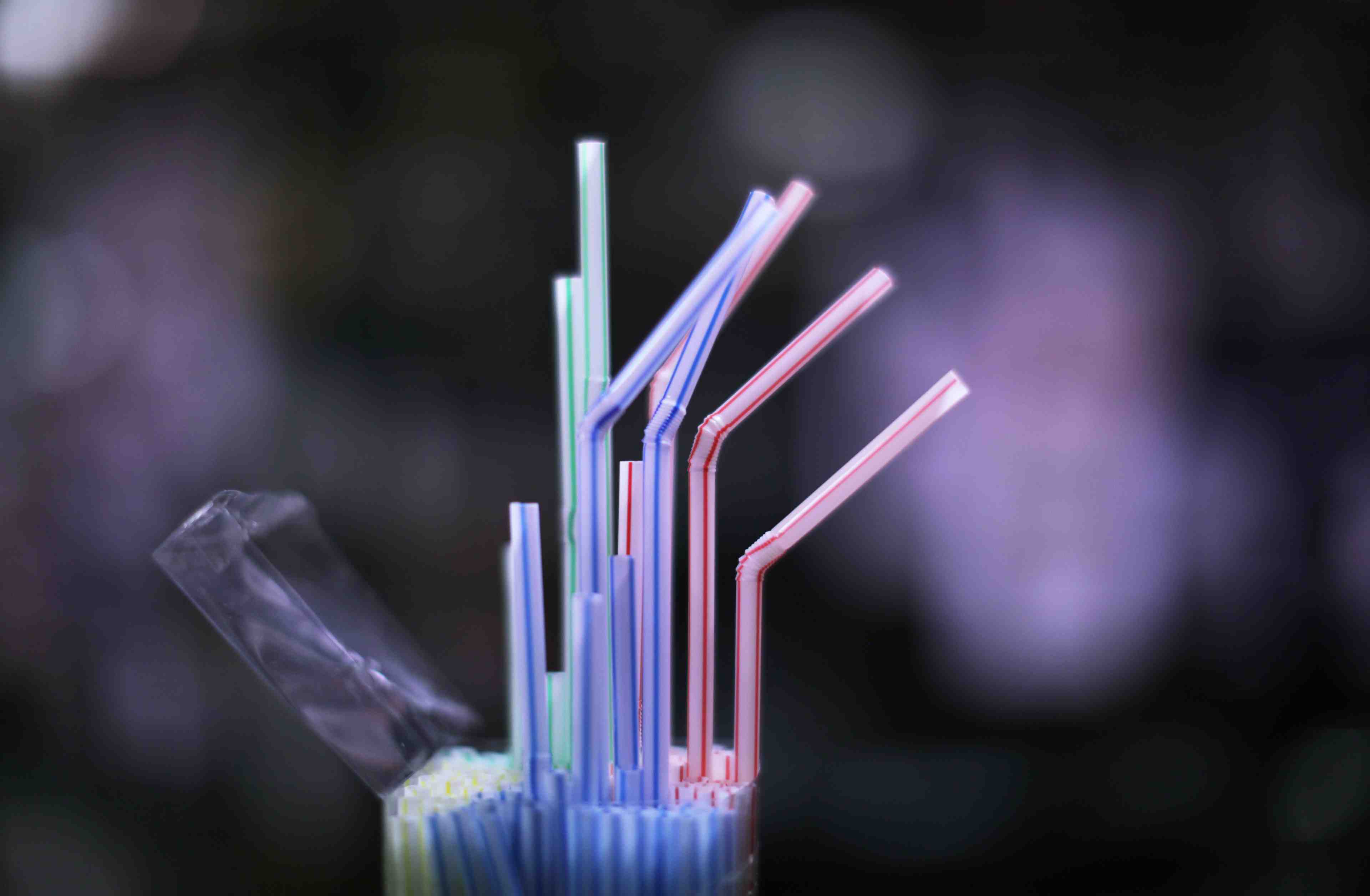 L'ue interdit pailles, gobelets et couverts en plastique