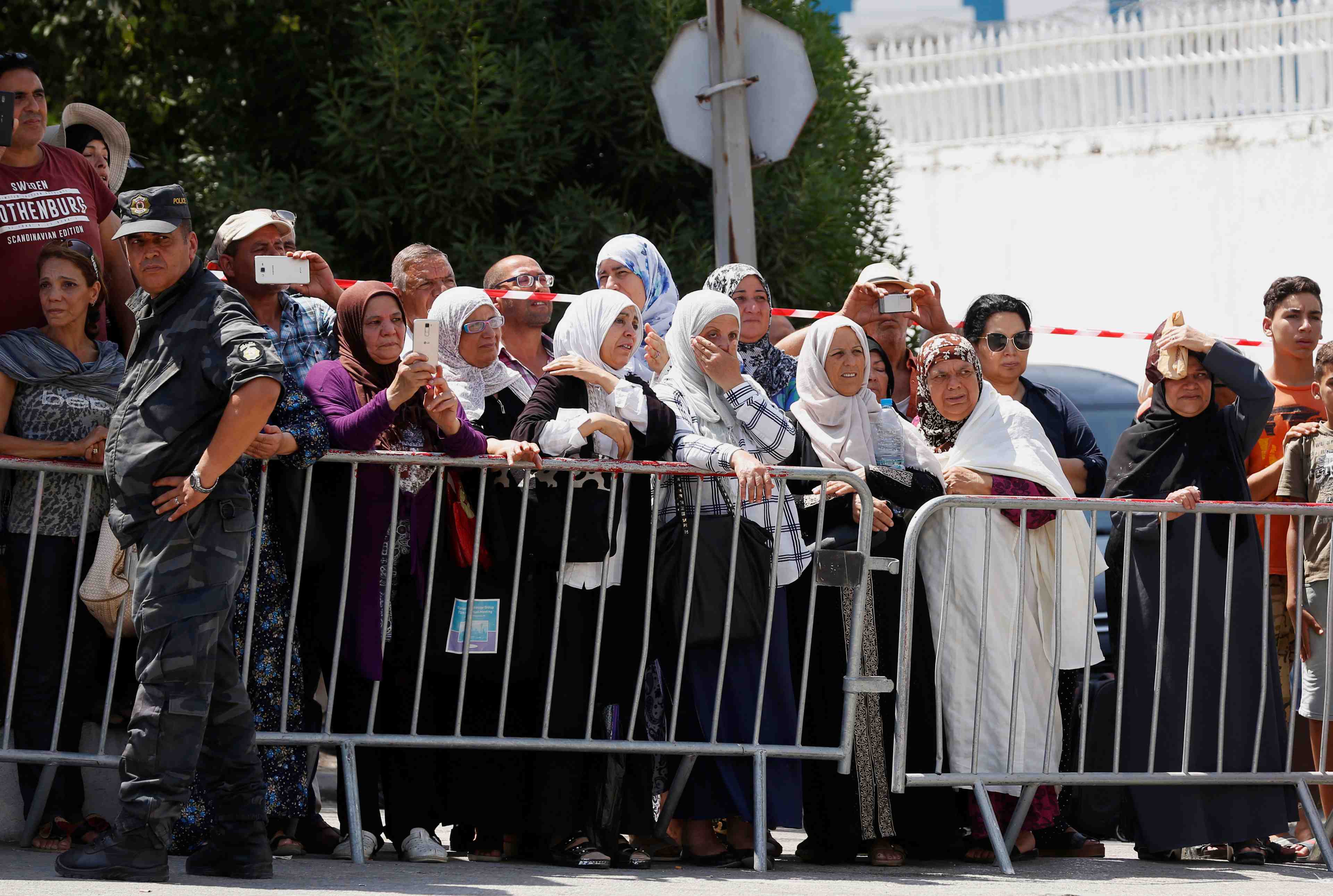Les tunisiens rendent hommage au president essebsi, funerailles samedi