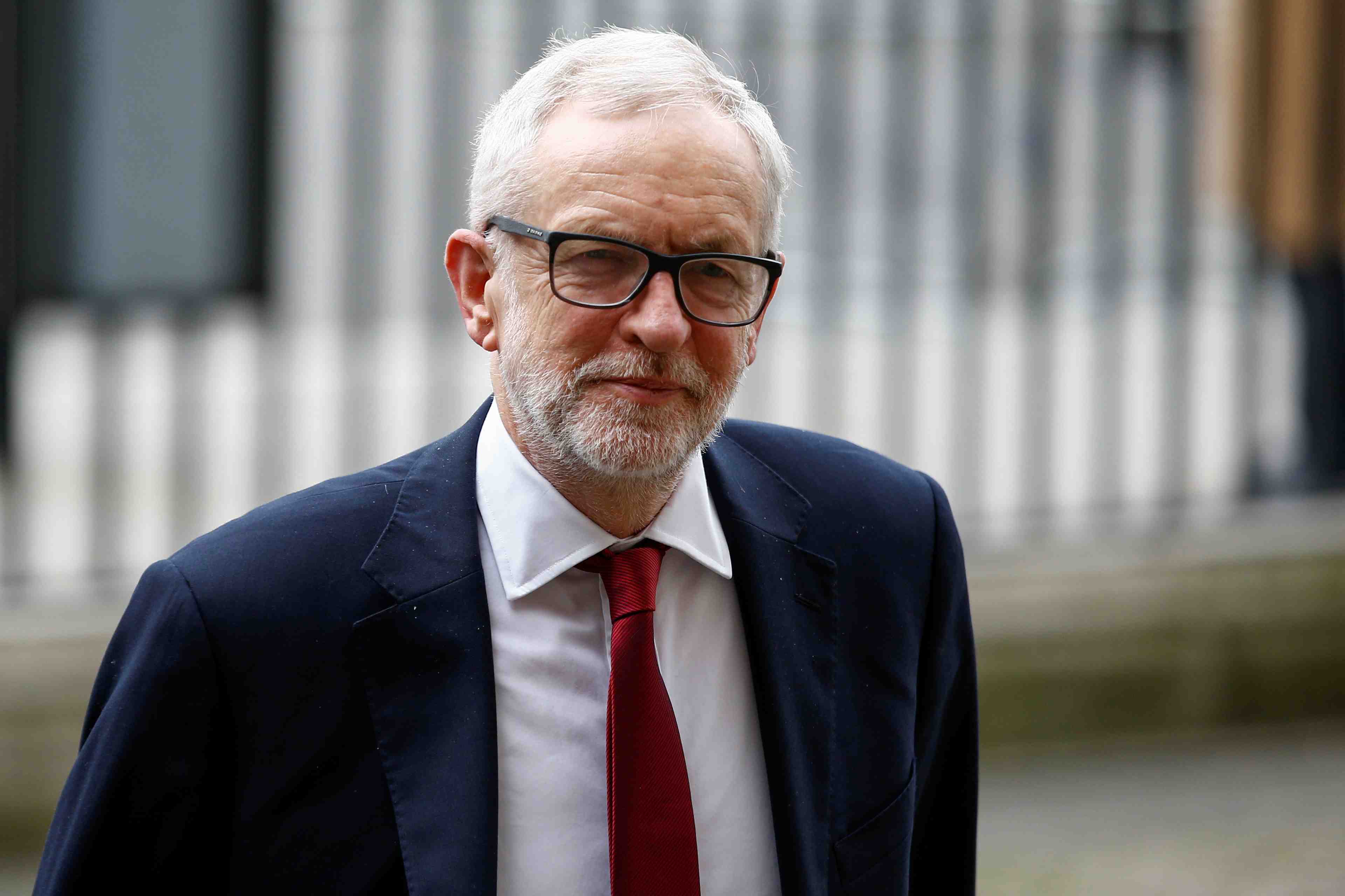 Jeremy corbyn va etre reintegre au sein du labour, selon le guardian
