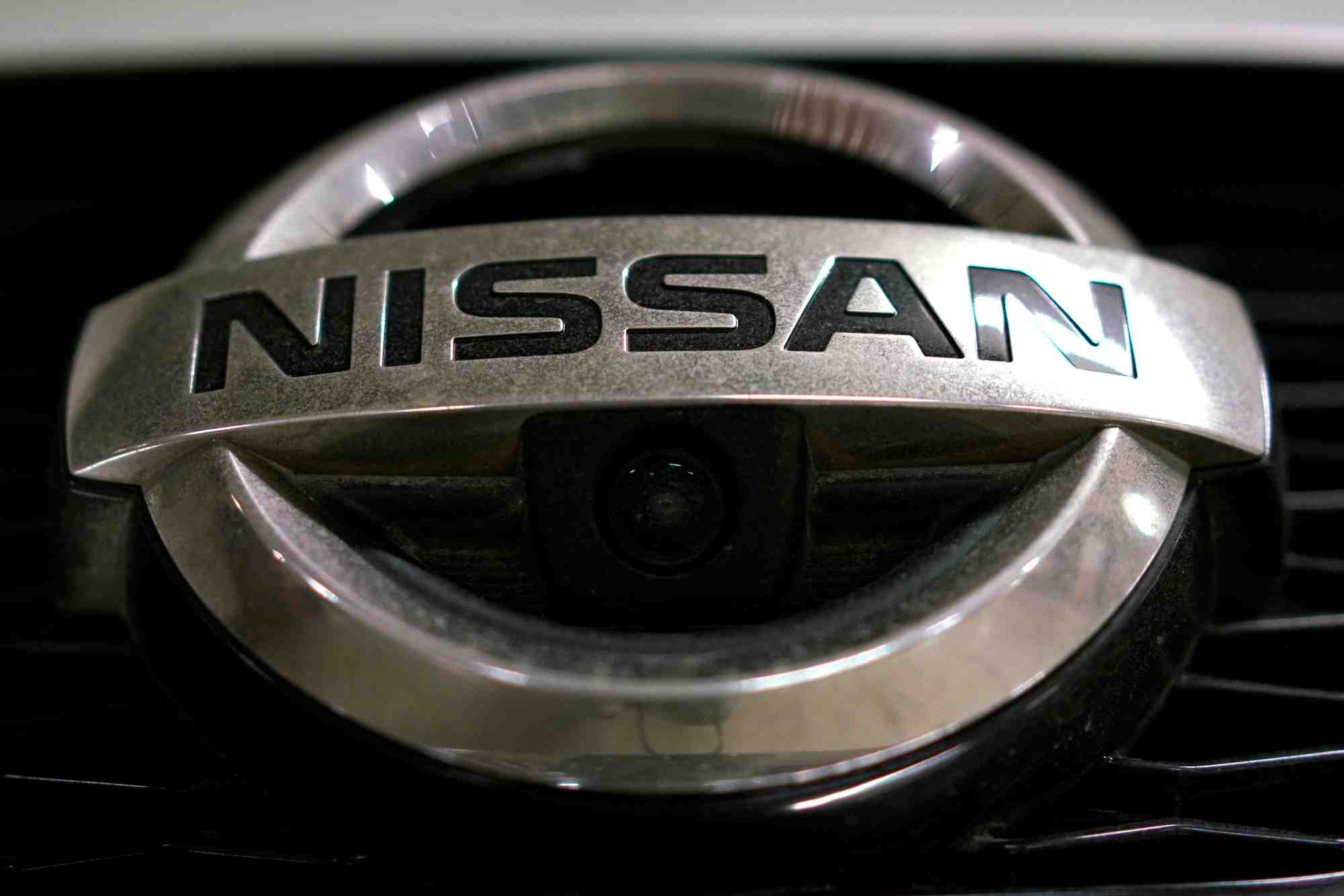 Photo d'archives du logo nissan sur une voiture a moscou, en russie.