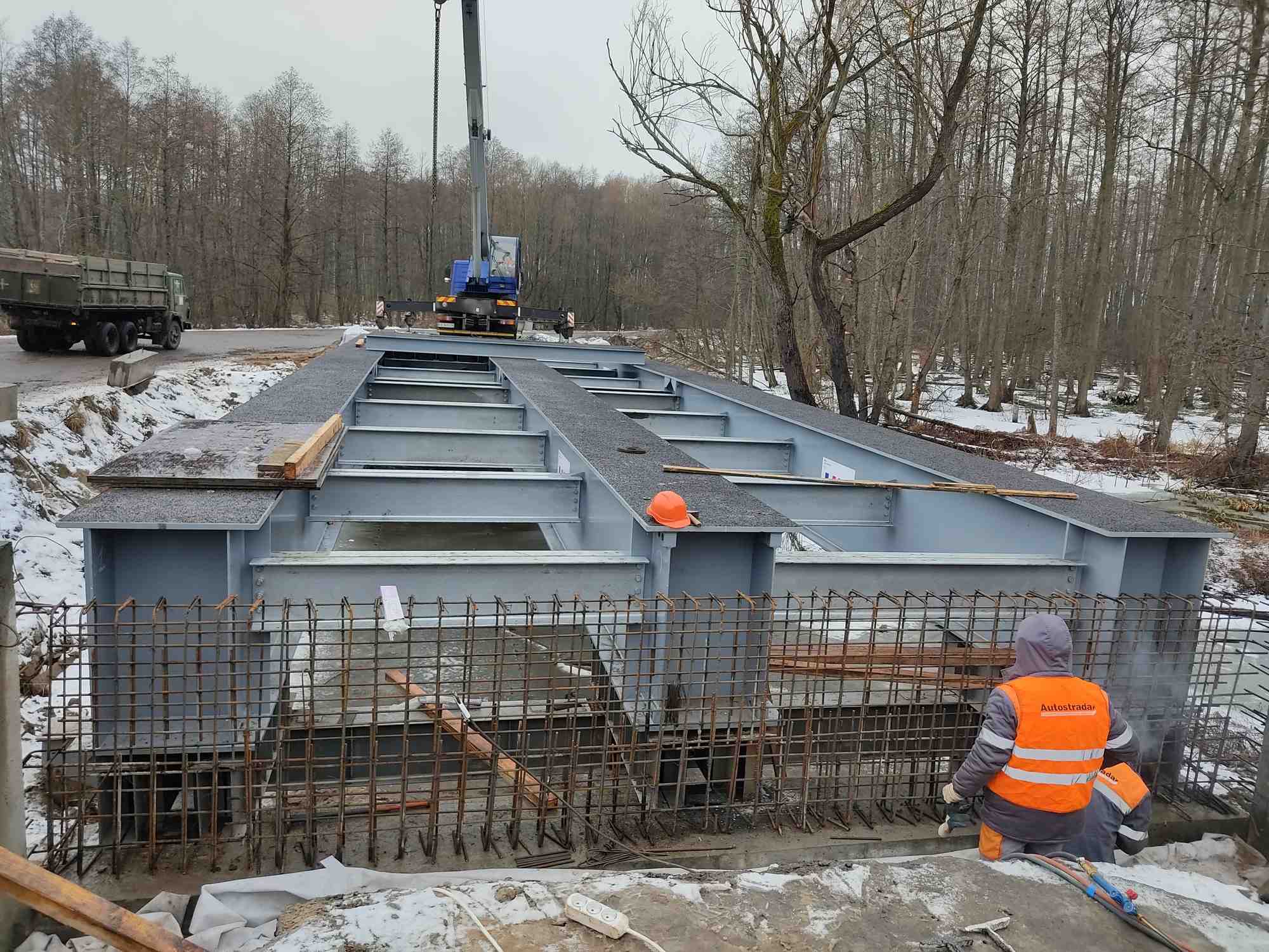 Un des ponts modulaires fabriqués en France par Matière et montés sur place en Ukraine.