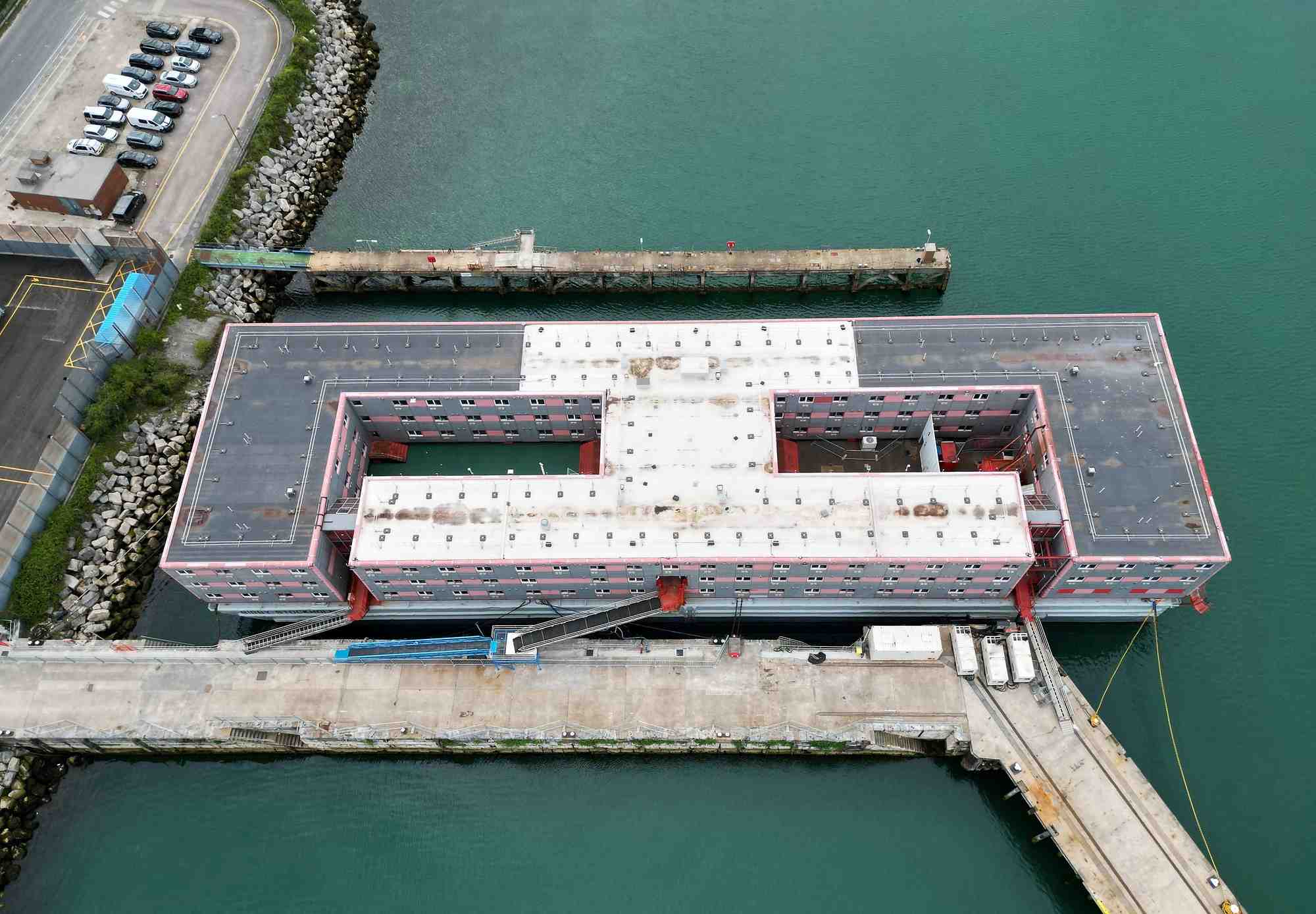 La barge bibby stockholm amarree au port de portland, pres de poole, en grande-bretagne