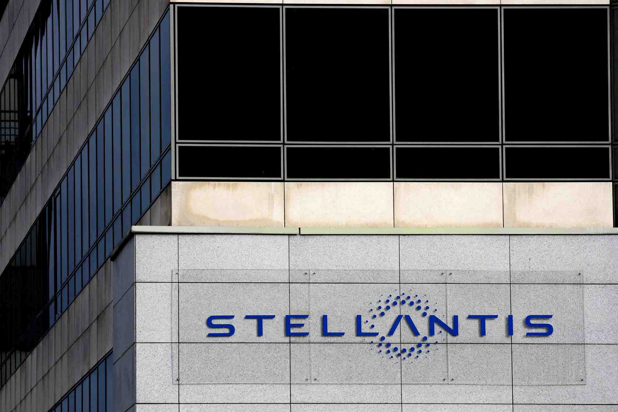 Photo du logo de stellantis au siege de la societe a poissy