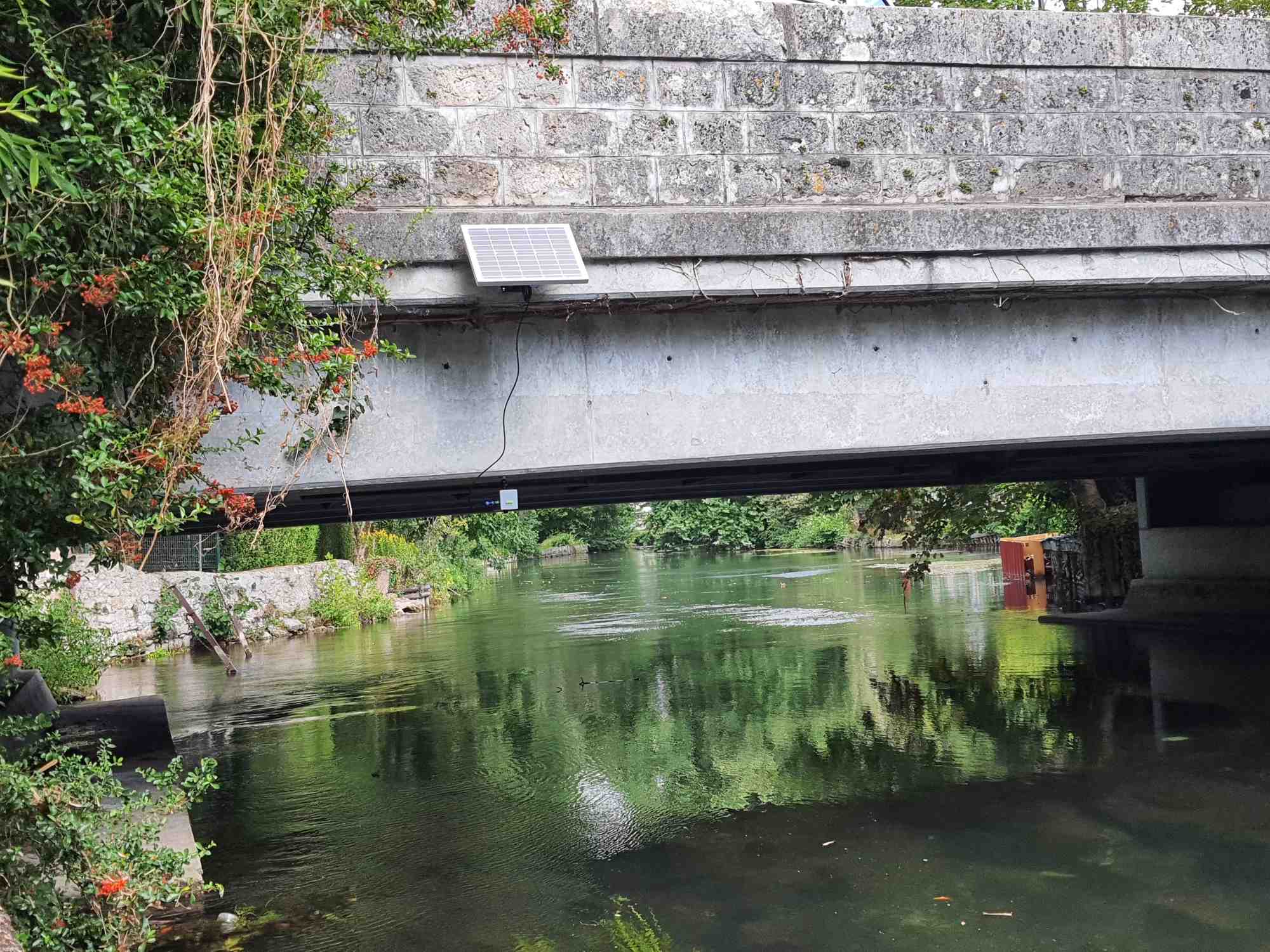 Le petit capteur installé sous le pont permet à vorteX-io de récolter des données sur les cours d'eau à ses clients.