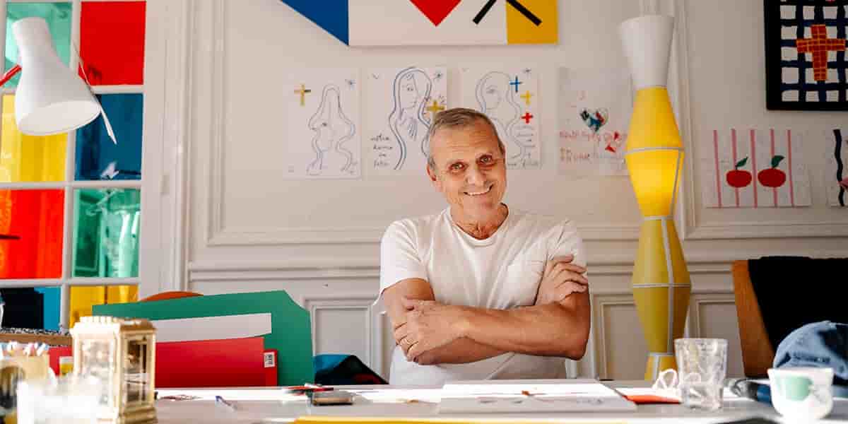 Jean-Charles de Castelbajac confectionne les vêtements liturgiques de la nouvelle Notre-Dame, ici, dans son atelier parisien le 22 novembre dernier.