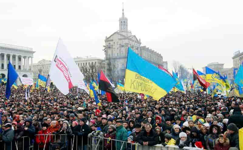 Nouvelle manifestation à Kiev, l'UE suspend les négociations