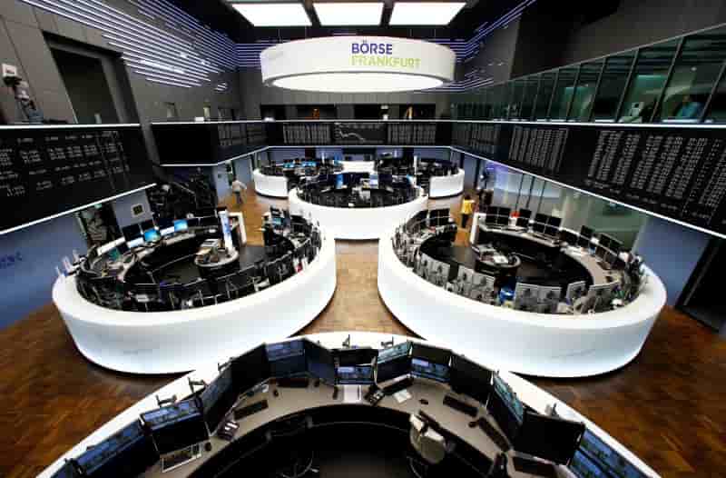 Les bourses de francfort et paris en hausse a mi-seance avec le petrole