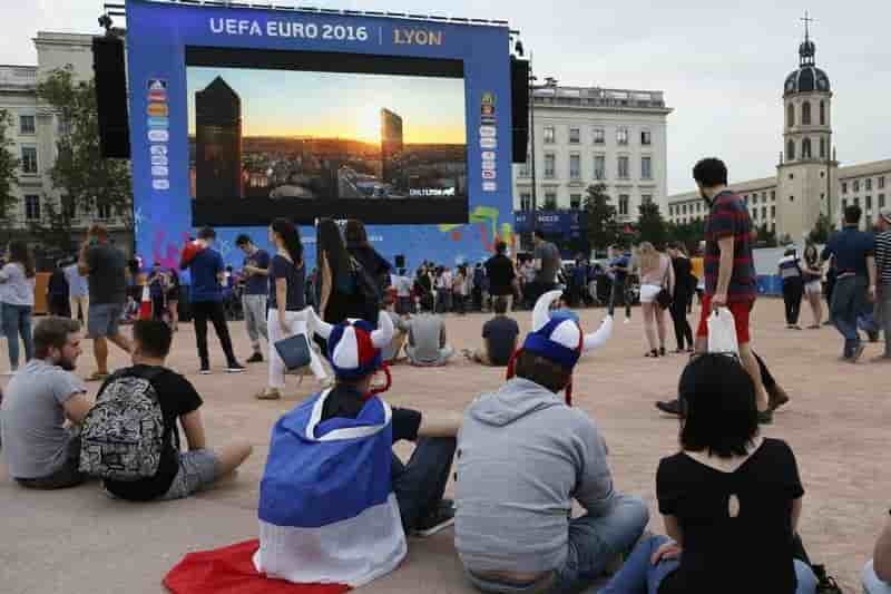 Heurts dans la "fan zone" de lyon
