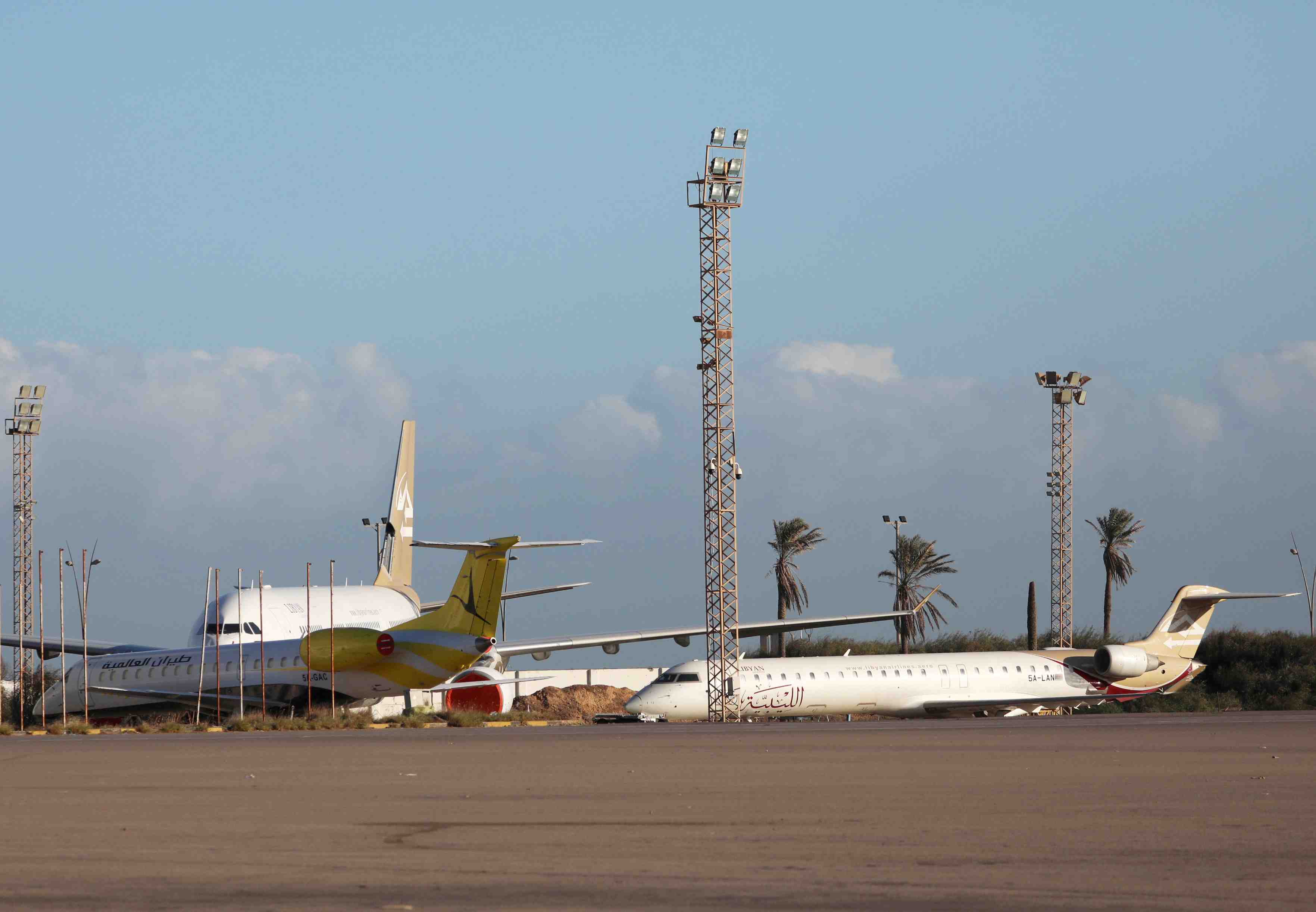 Libye: l'aeroport de tripoli ferme apres des tirs de missiles