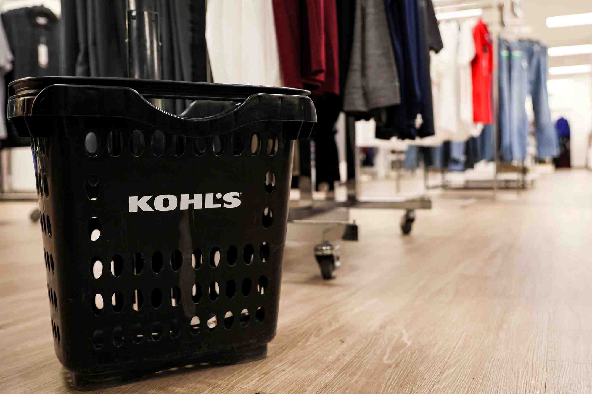 Le logo de kohl's est visible dans un grand magasin du quartier de brooklyn a new york