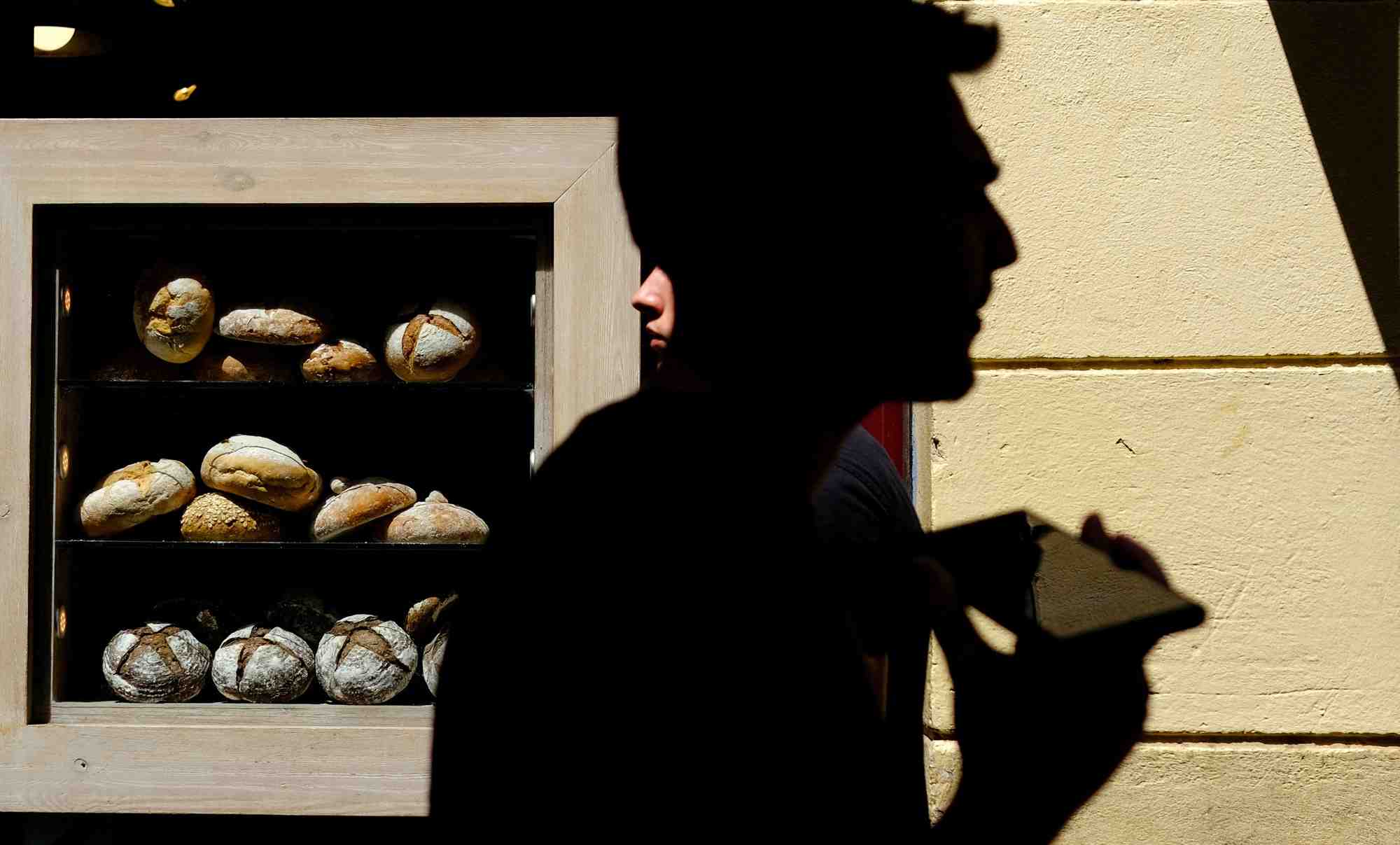 Des gens passent devant une boulangerie, a barcelone, espagne