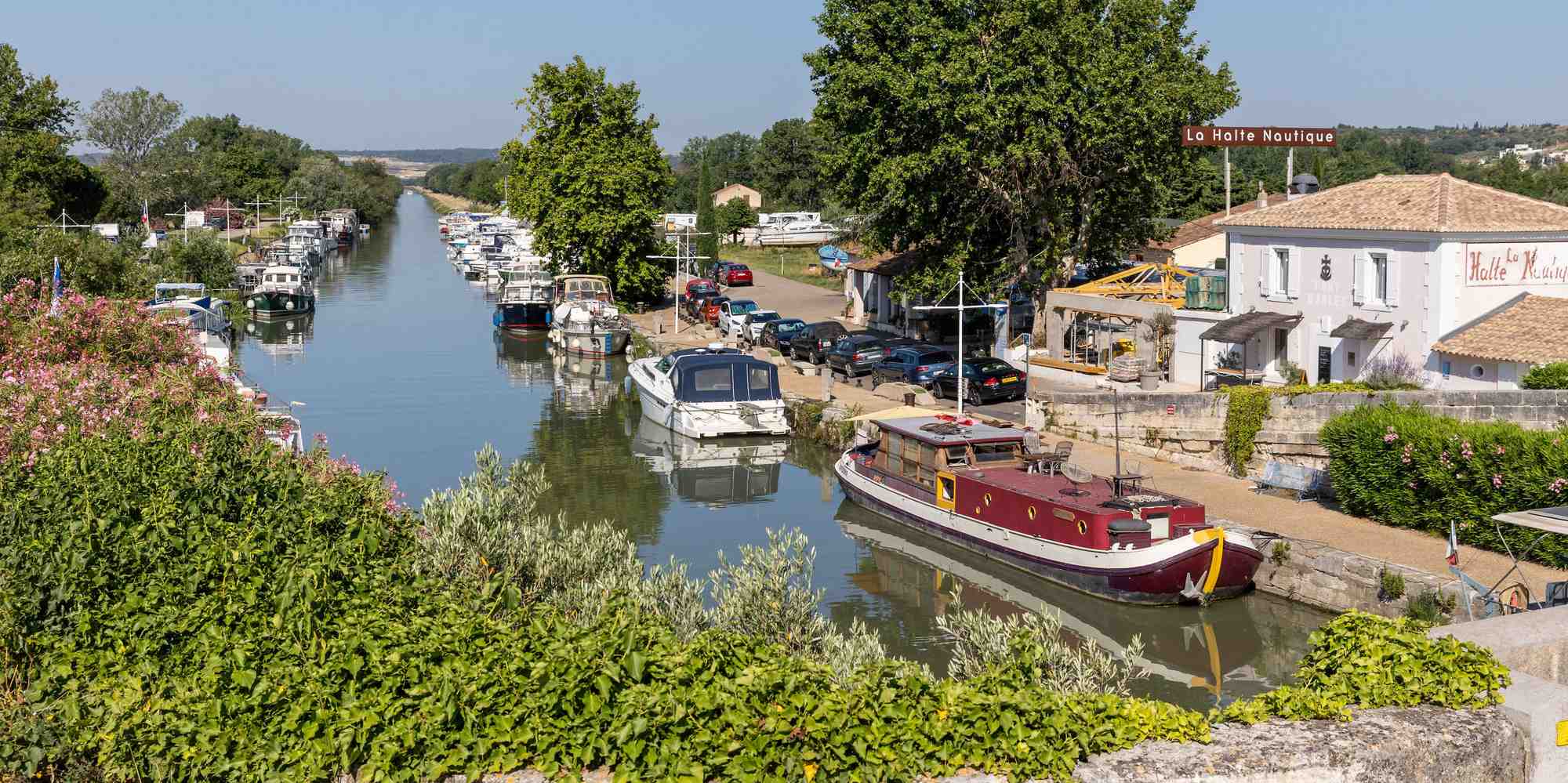 Le port de Bellgarde, sur le canal du Rhône à Sète.