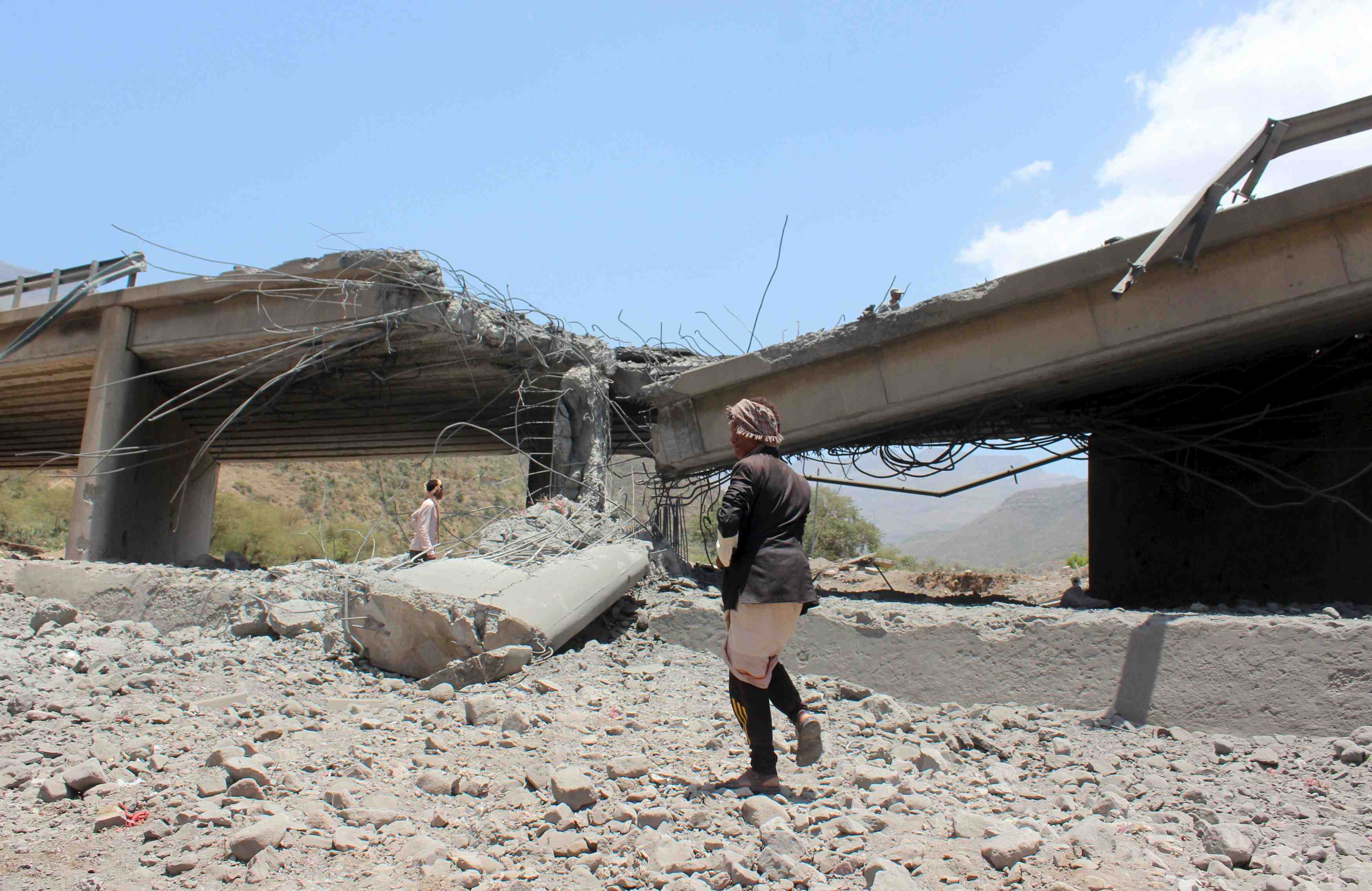 Deux raids aeriens font 40 morts au yemen
