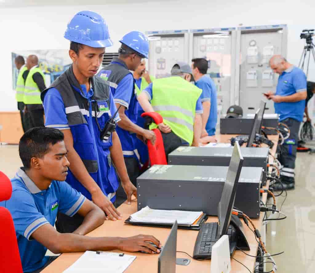 Centrale électrique Madagascar opérateurs industrie énergie ouvriers ingénieurs techniciens salle de contrôle