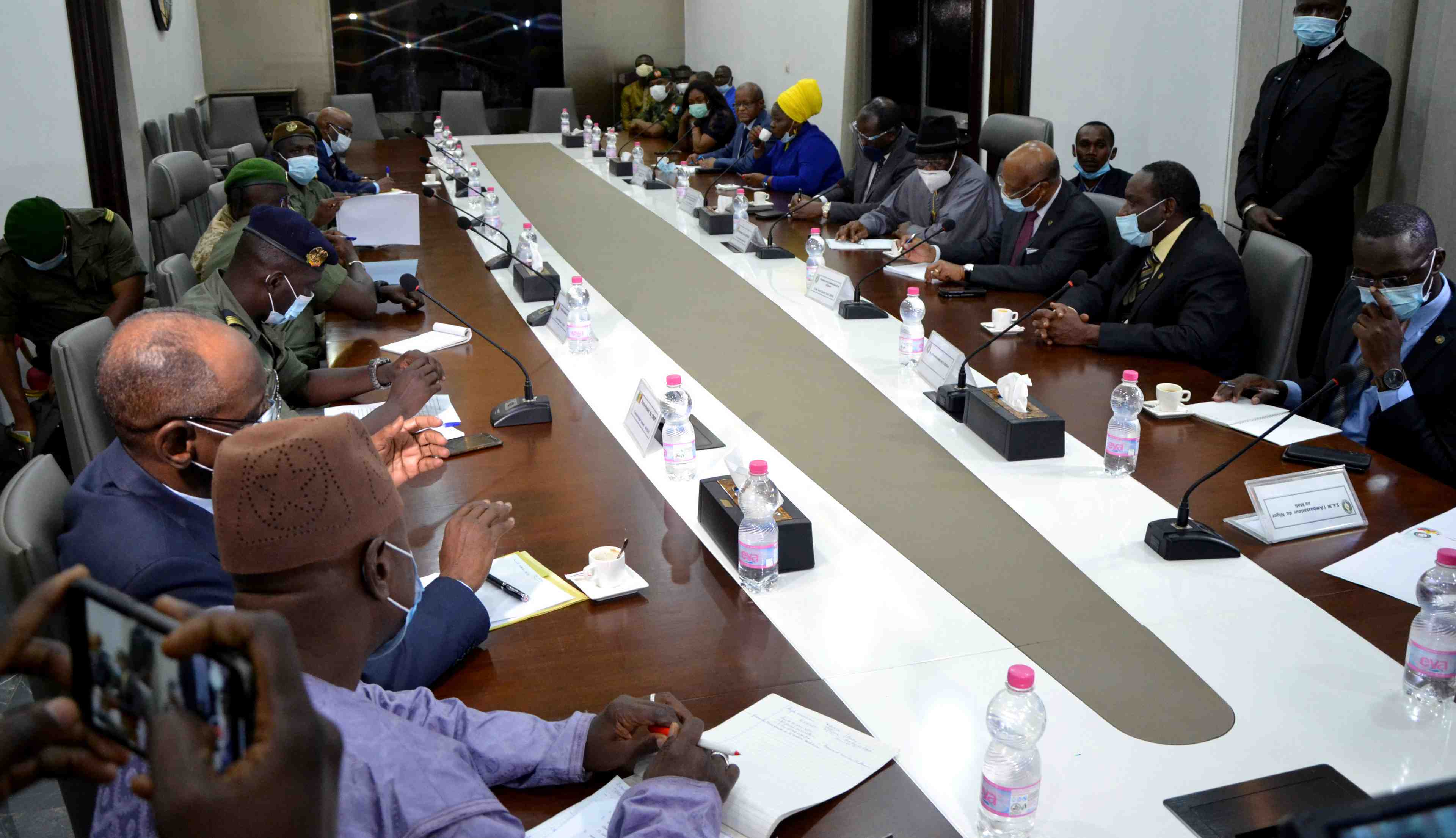 Mali: les mediateurs ouest-africains prets a accorder un an a la junte au pouvoir