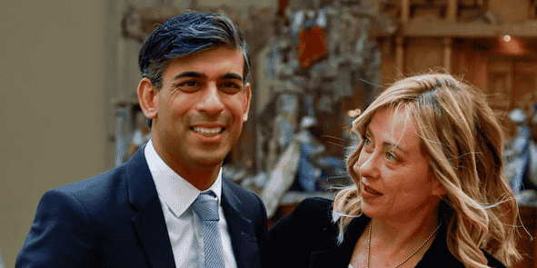 La Première ministre Giorgia Meloni a reçu samedi 16 décembre le Premier ministre Roshi Sunak au Palazzo Chigi, à Rome, pour discuter de leurs politiques en matière d'immigration clandestine. Londres veut envoyer les immigrés en situation irrégulière au Rwanda, Rome en Albanie.