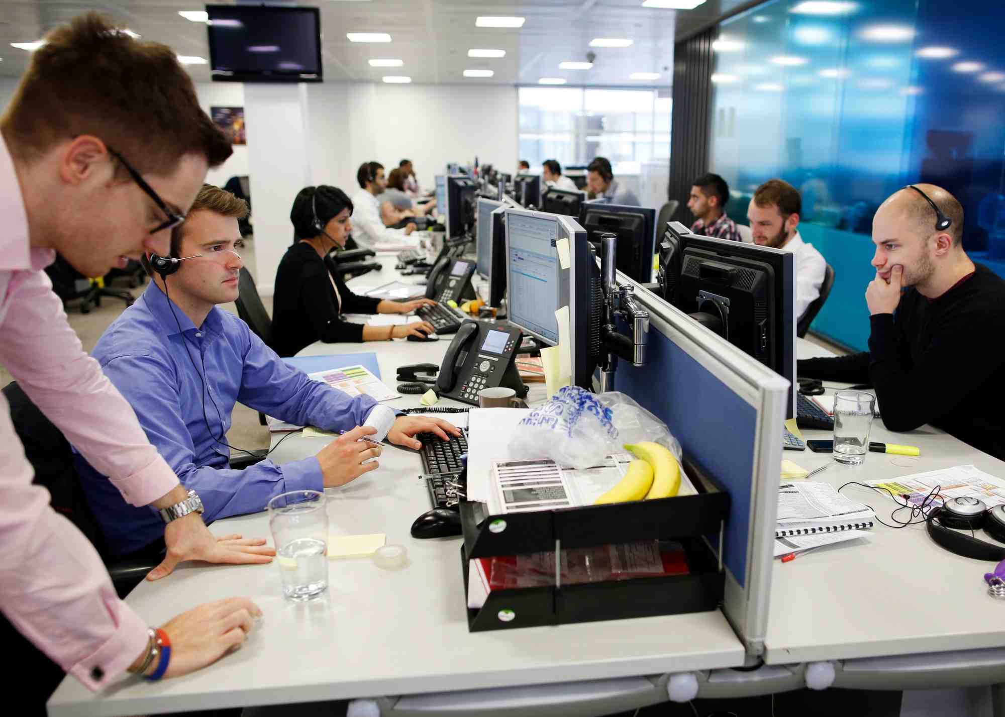 Des traders travaillent pour l'indice ig a londres