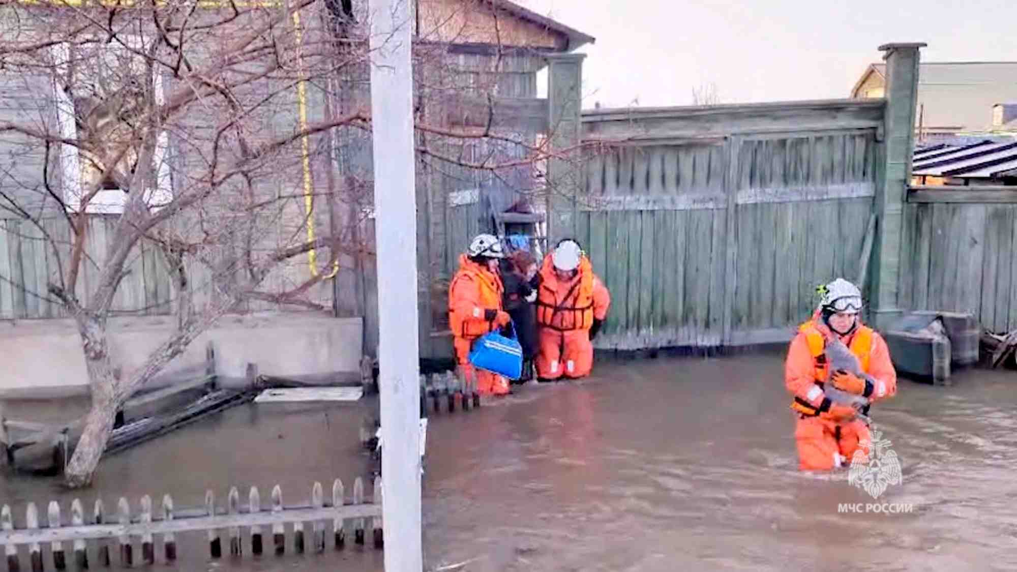 Photo d'archives: des sauveteurs aident une habitante pendant l'evacuation d'une zone inondee dans la ville d'orsk