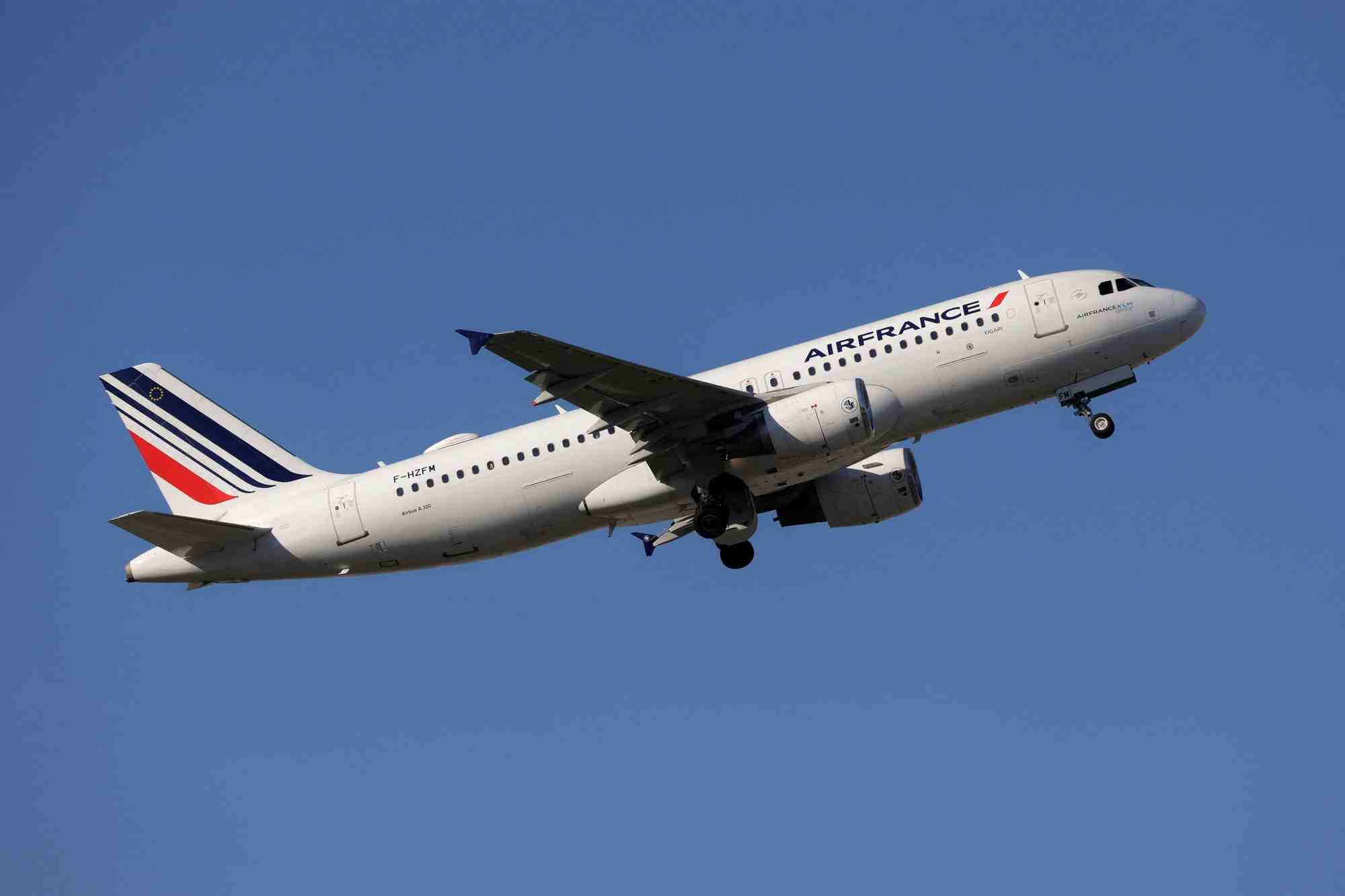 Un avion de ligne d' air france decolle de l'aeroport de malaga-costa del sol en espagne