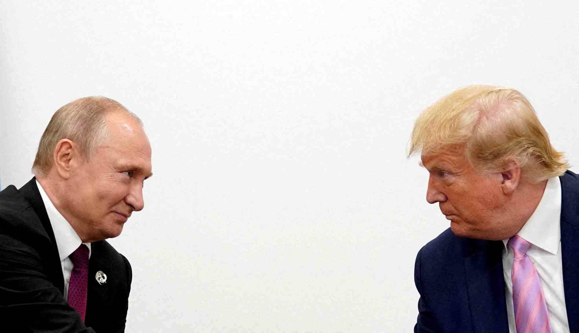 Vladimir Poutine et Donald Trump lors de leur dernière rencontre physique, en 2019 à Osaka, au Japon.