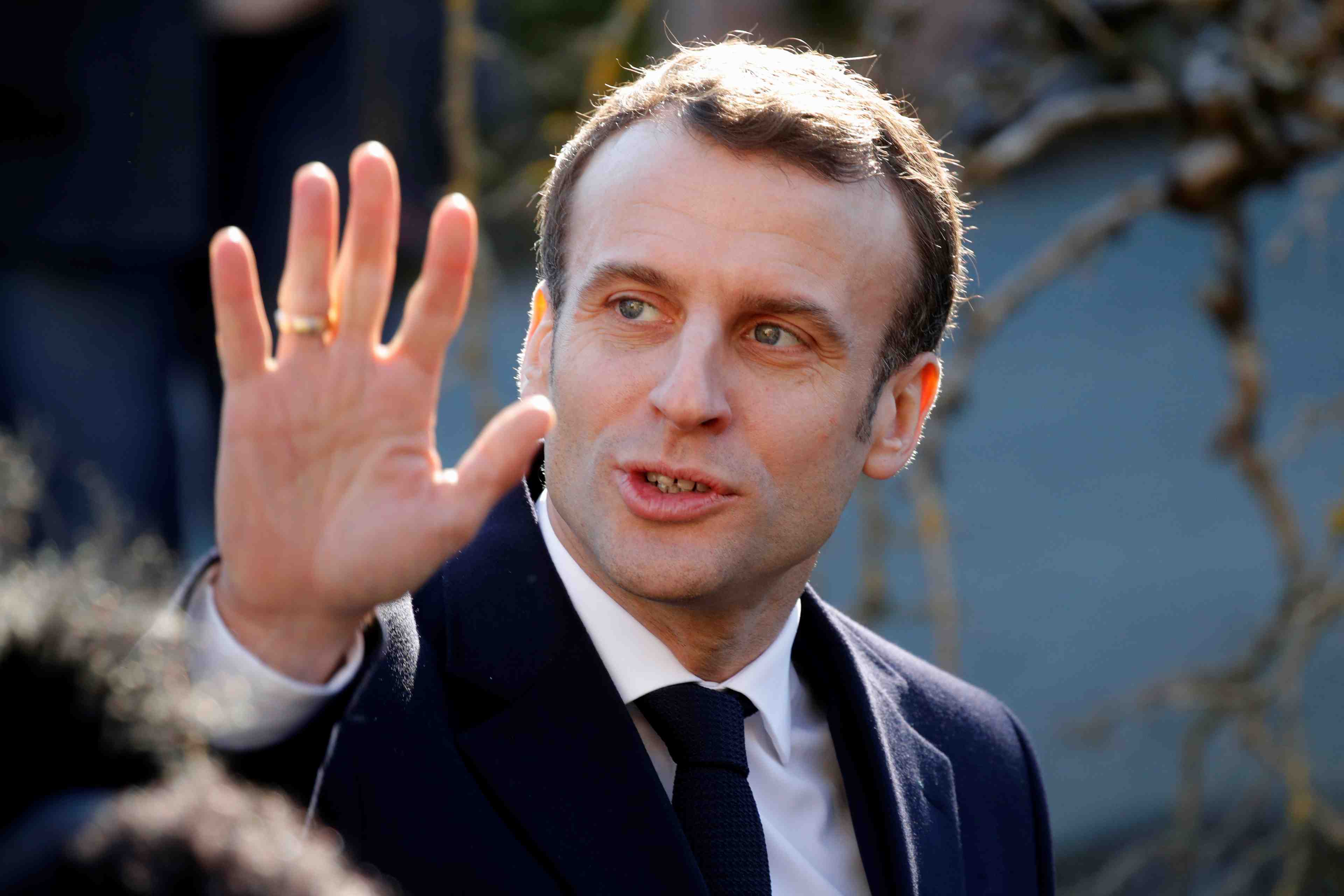 "gilets jaunes": macron appelle a revenir a une "saine raison"
