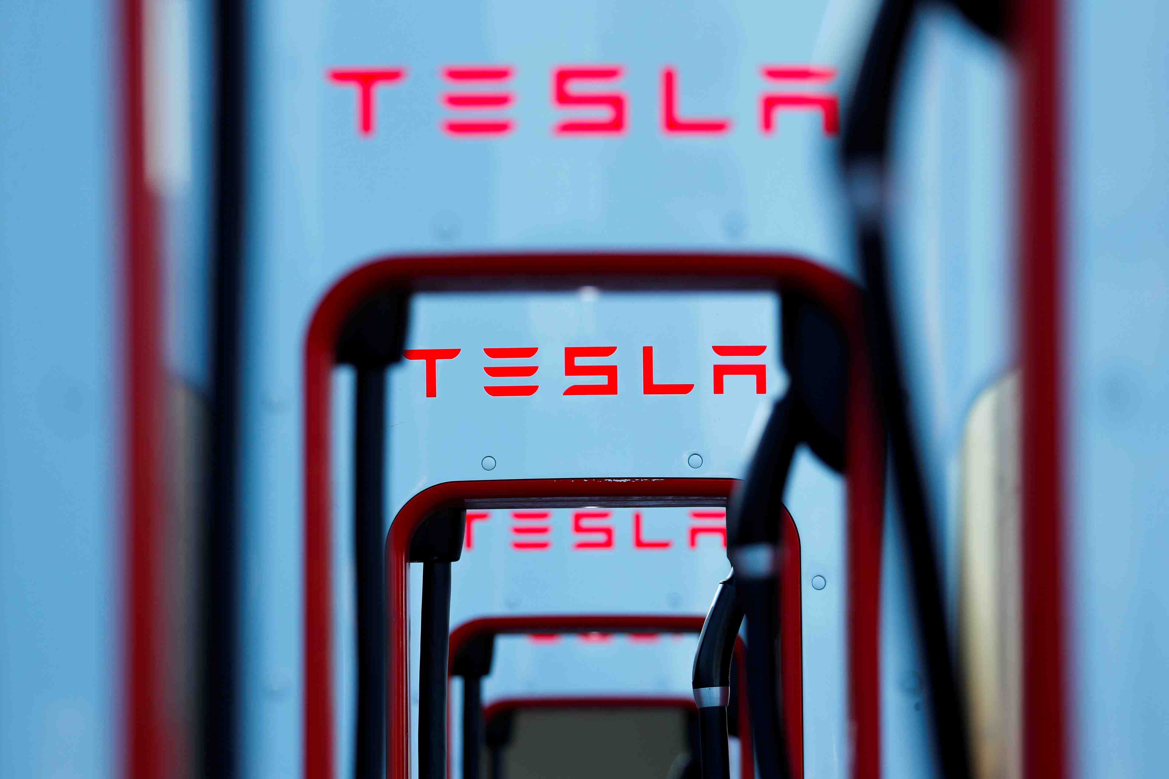 Tesla defie les sceptiques avec ses livraisons annuelles, le titre a un record