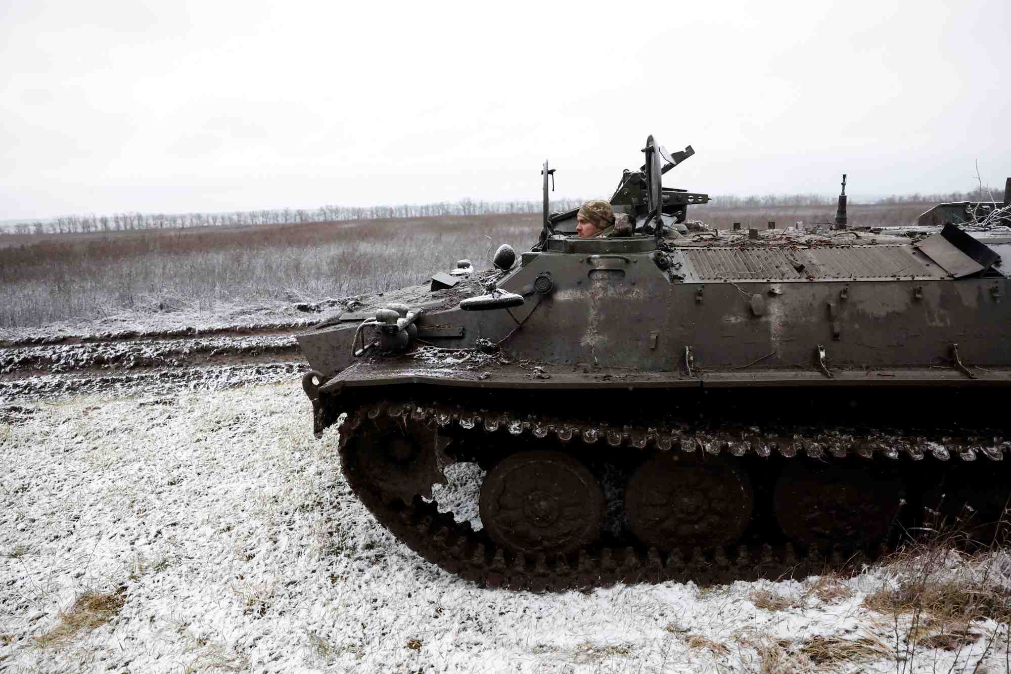Photo de vlad, soldat de la 80e brigade d'assaut aerien, en premiere ligne lors d'un cessez-le-feu annonce par la russie pendant la periode de noel orthodoxe